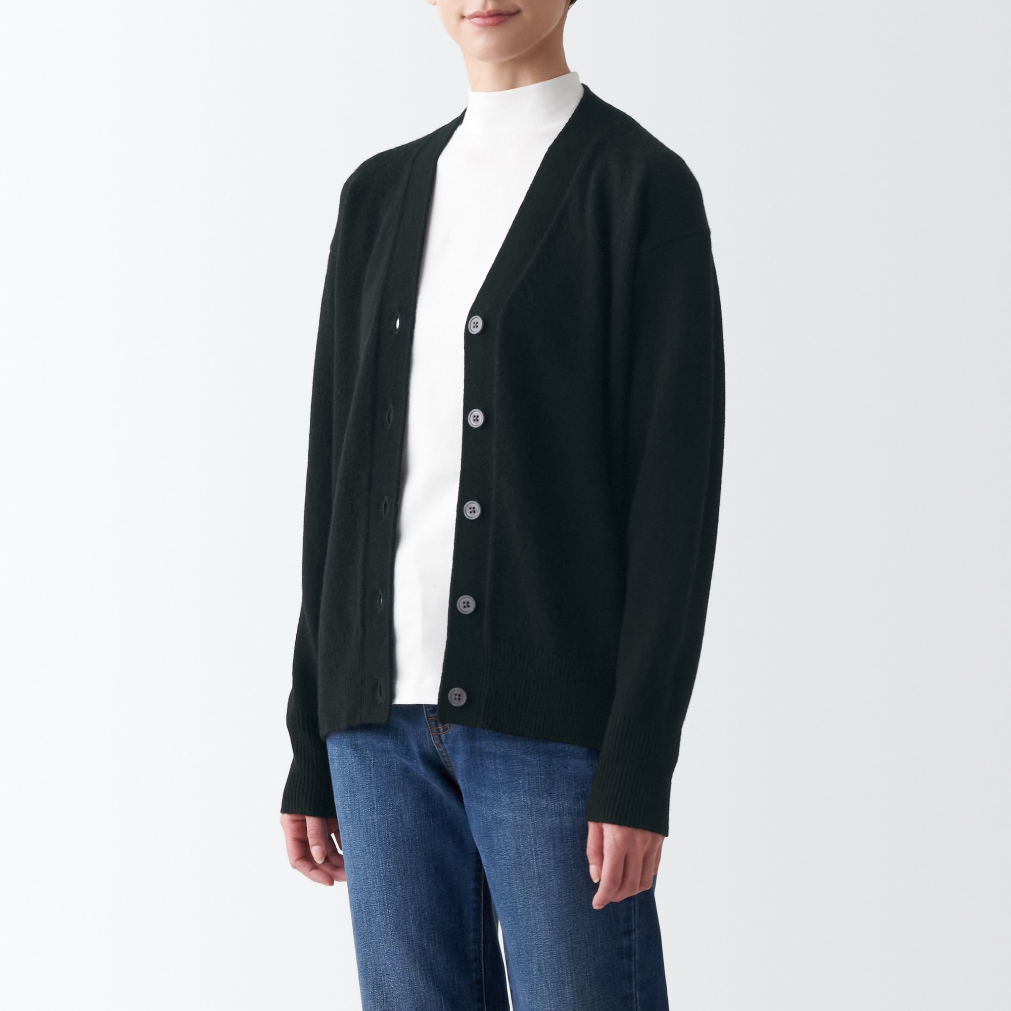 洗えるウールミドルゲージＶネックカーディガン