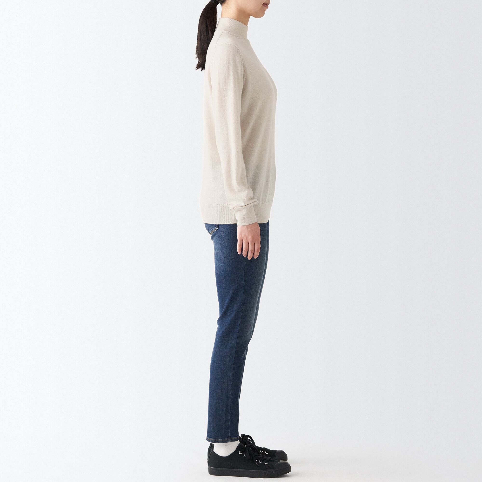 首のチクチクを抑えたハイネック洗えるセーター