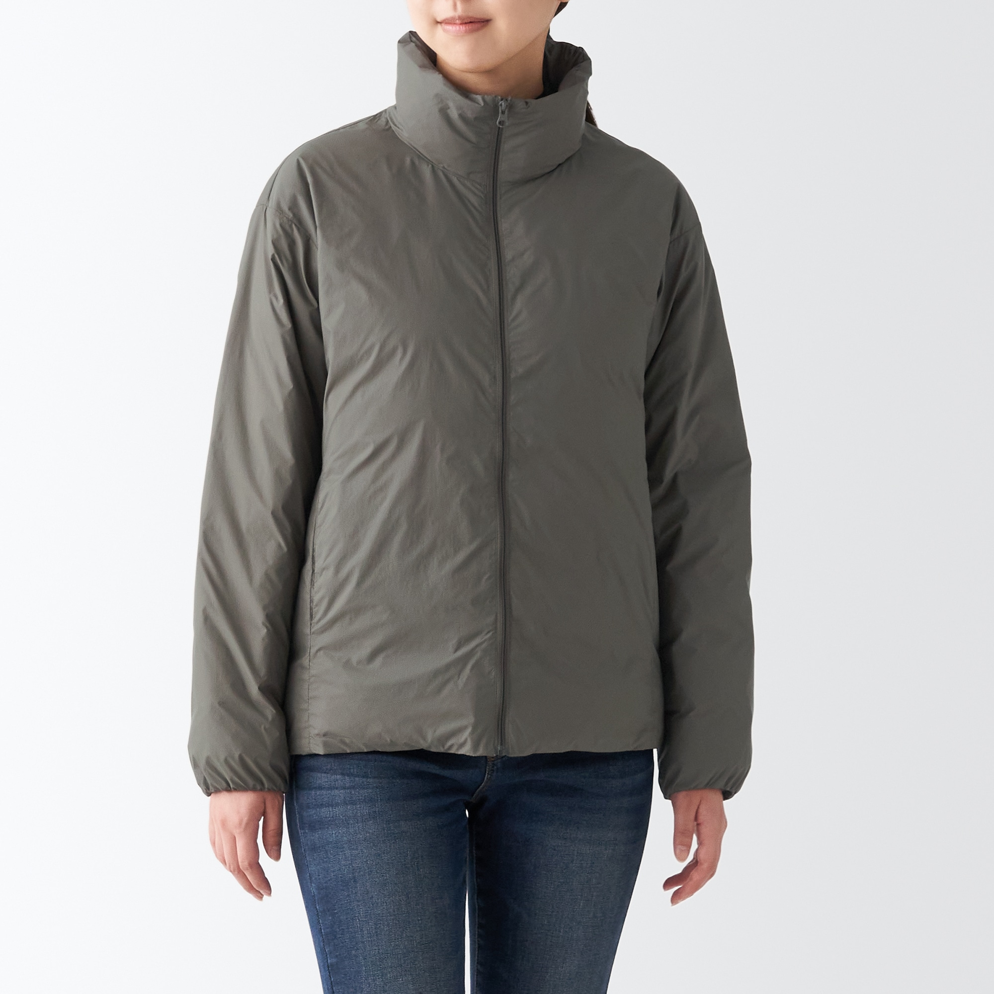 再生ナイロン軽量スタンドカラーダウンジャケット