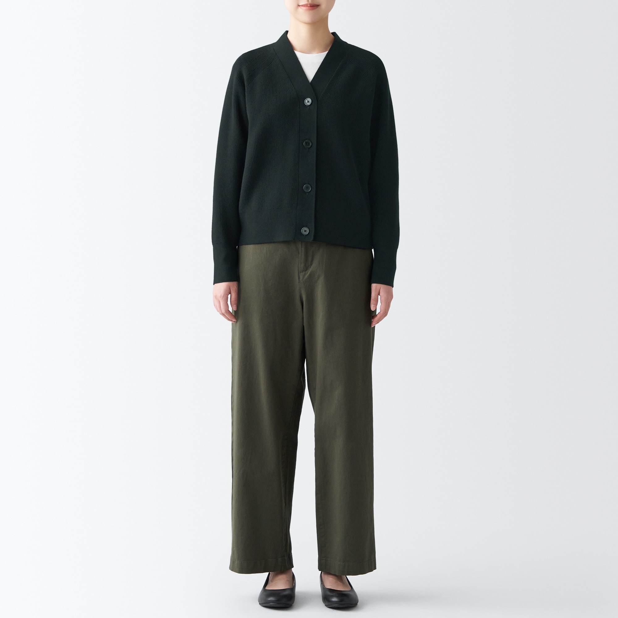 型崩れしにくい糸で編んだＶネックカーディガン