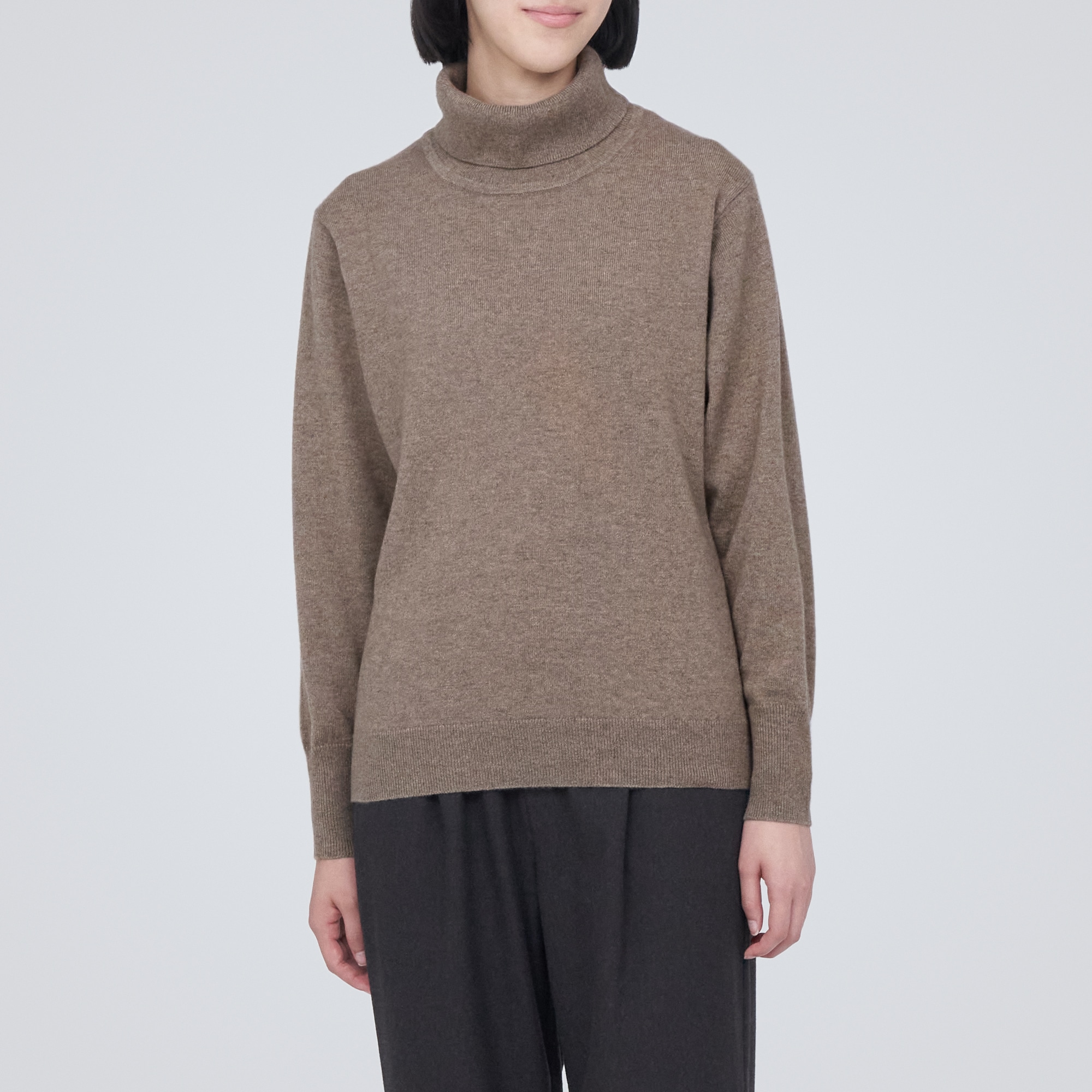 自然のまんまの色　カシミヤ　タートルネックセーター（数量限定）