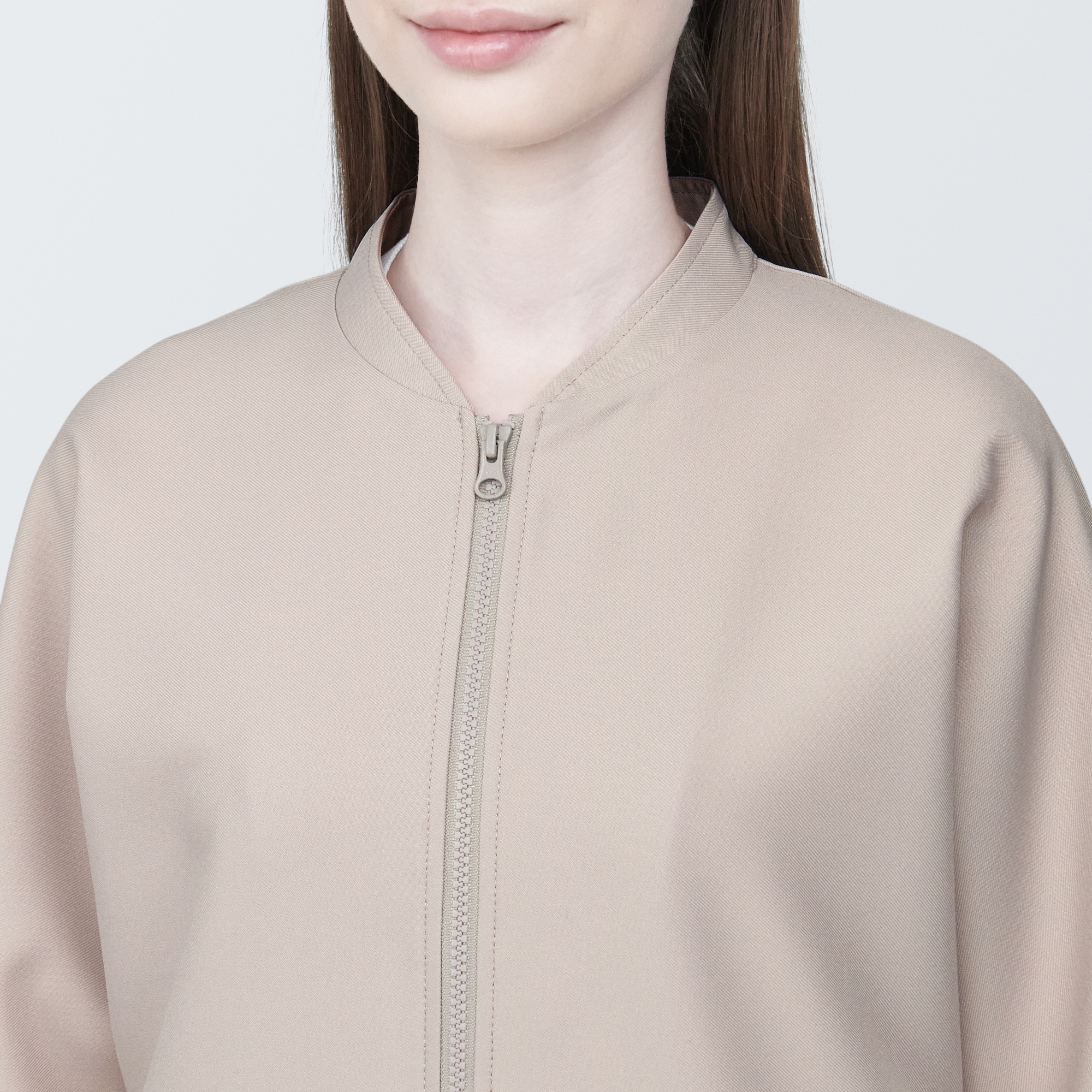 汚れが落ちやすいジップアップブルゾン