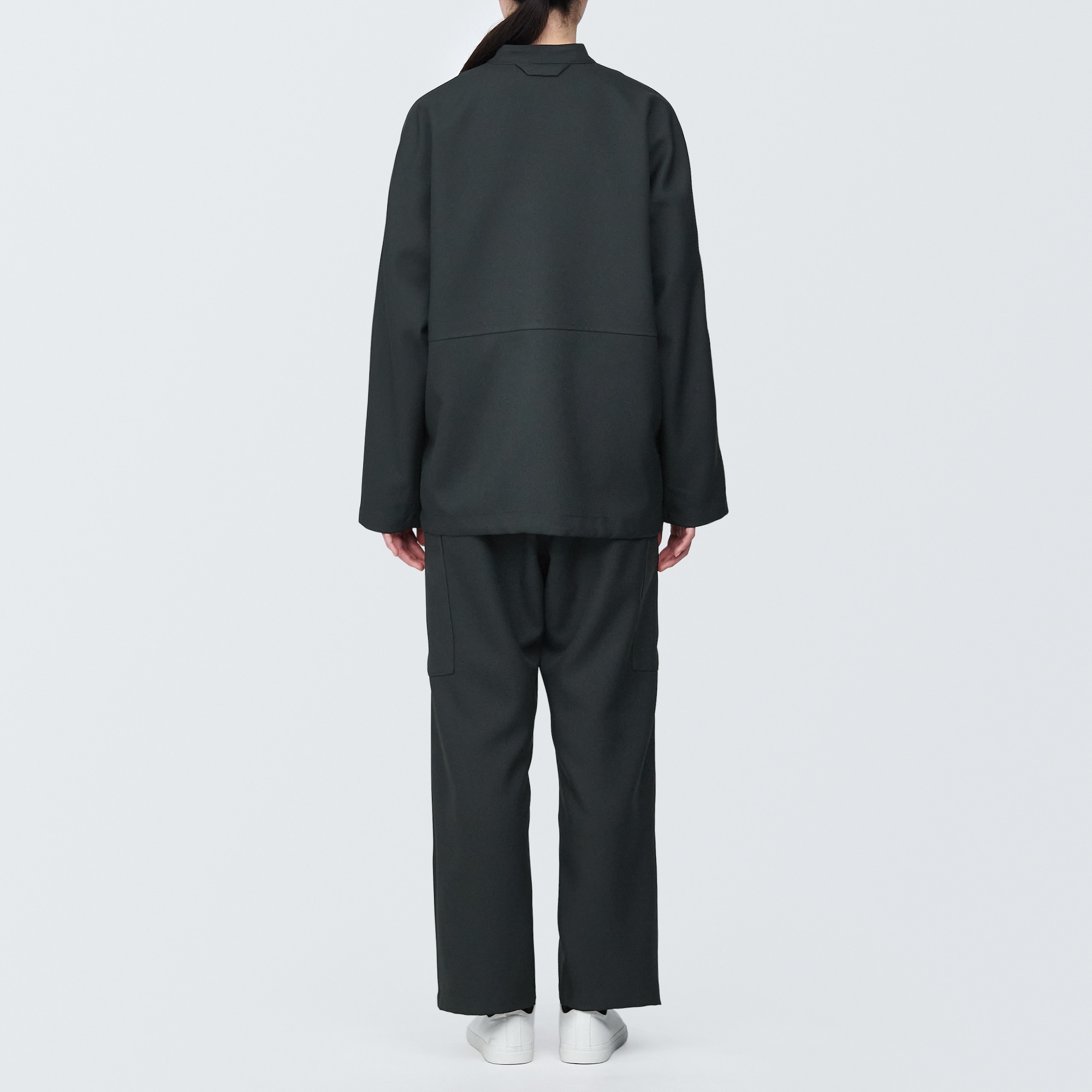 汚れが落ちやすいカーゴパンツ