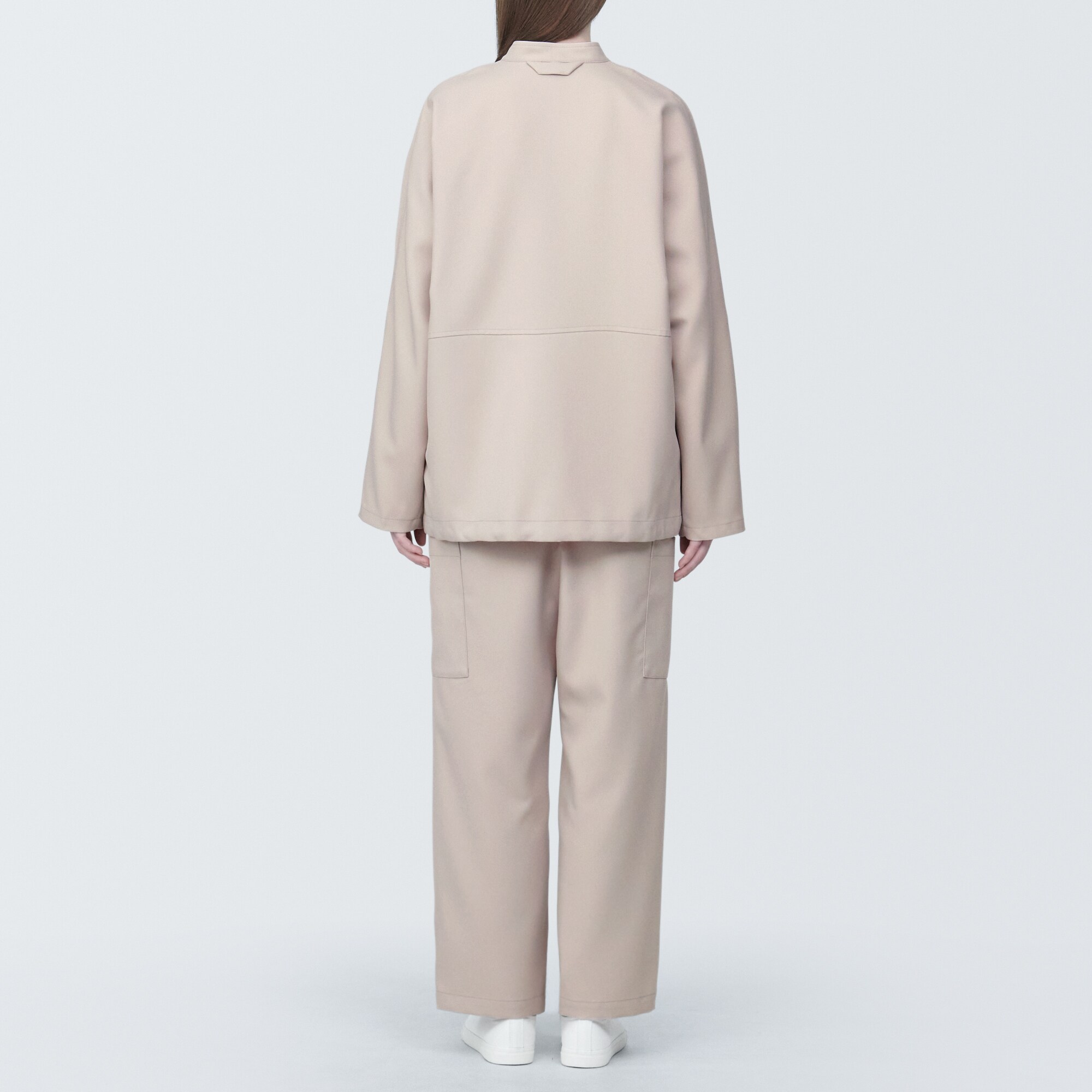 汚れが落ちやすいジップアップブルゾン