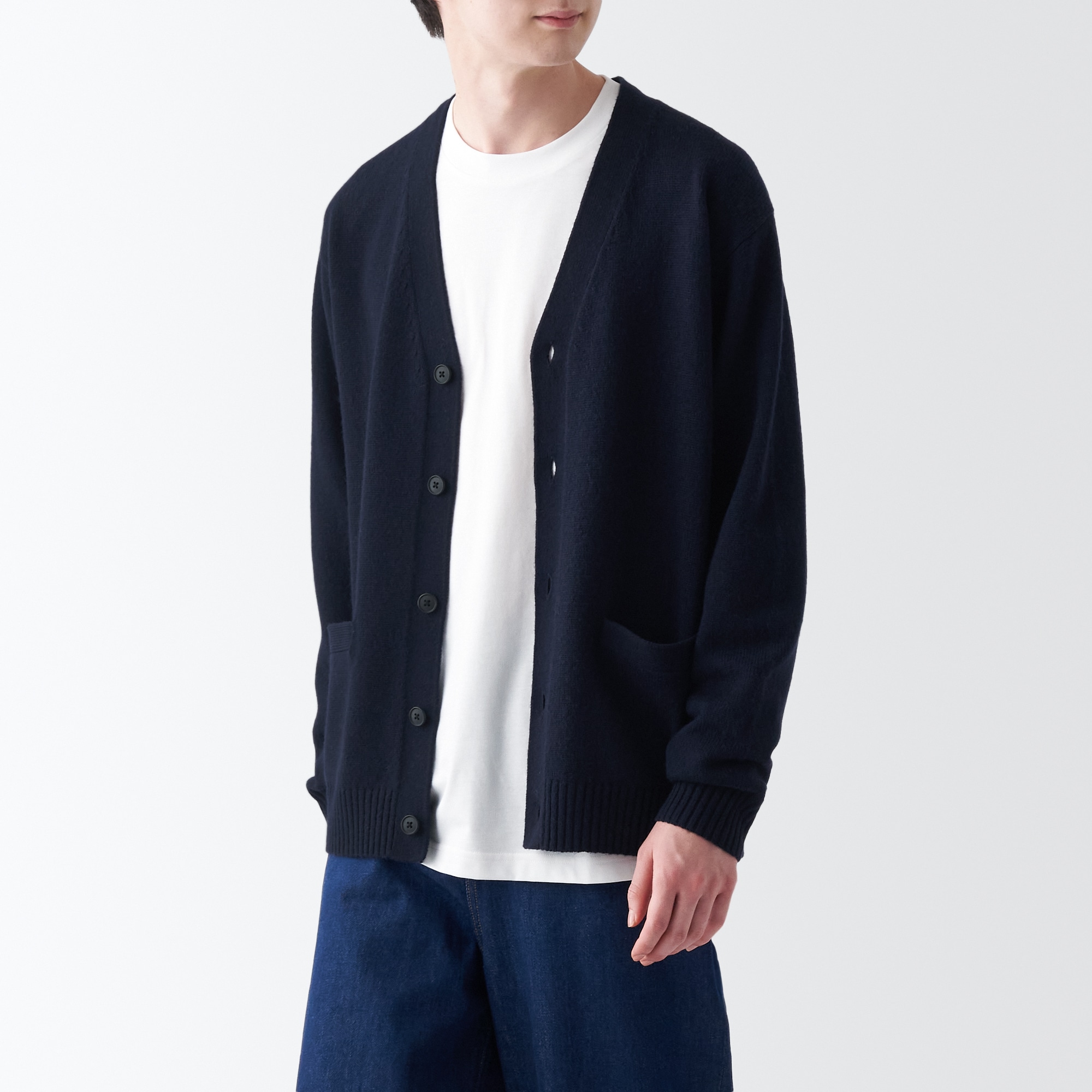 洗えるウールミドルゲージＶネックカーディガン