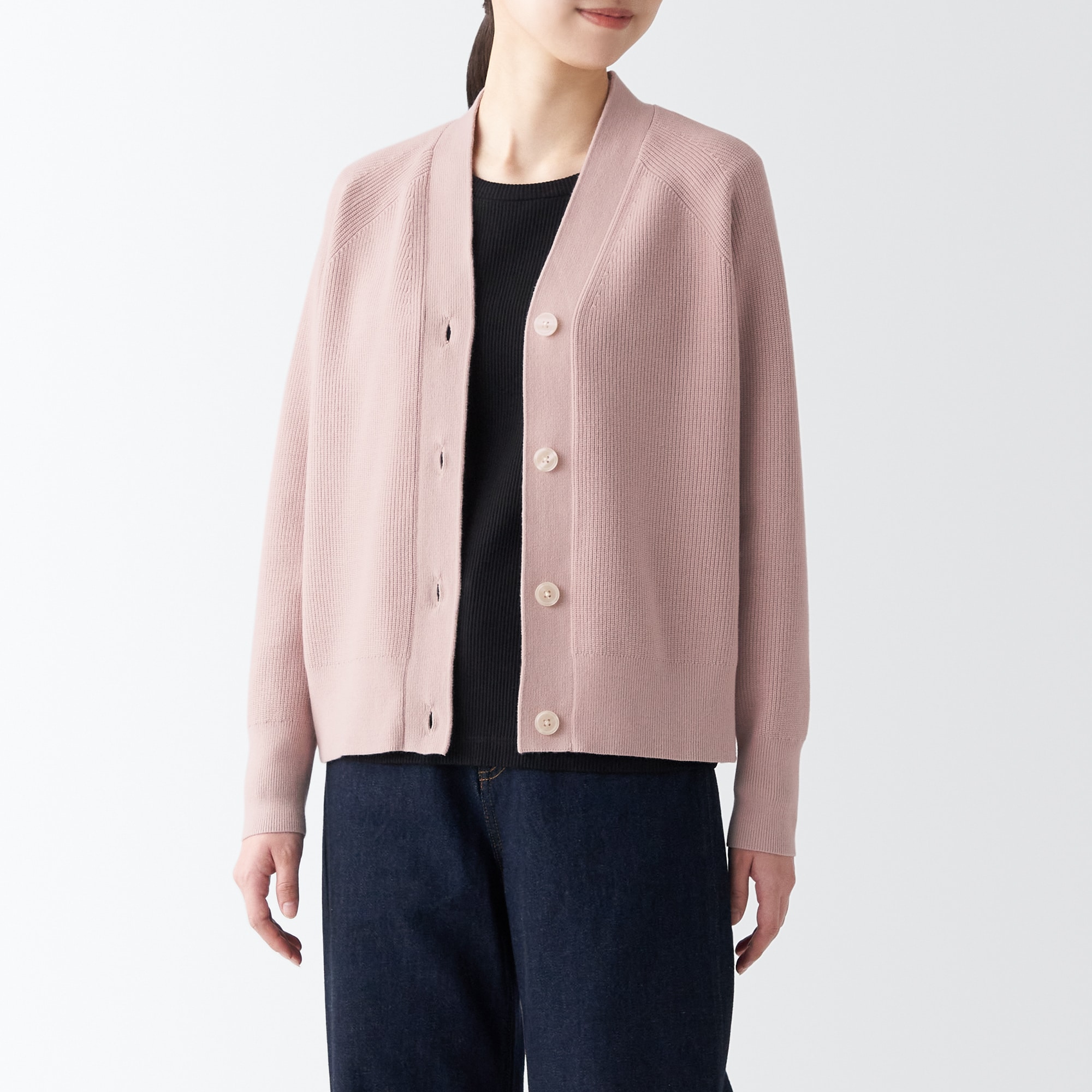 型崩れしにくい糸で編んだＶネックカーディガン