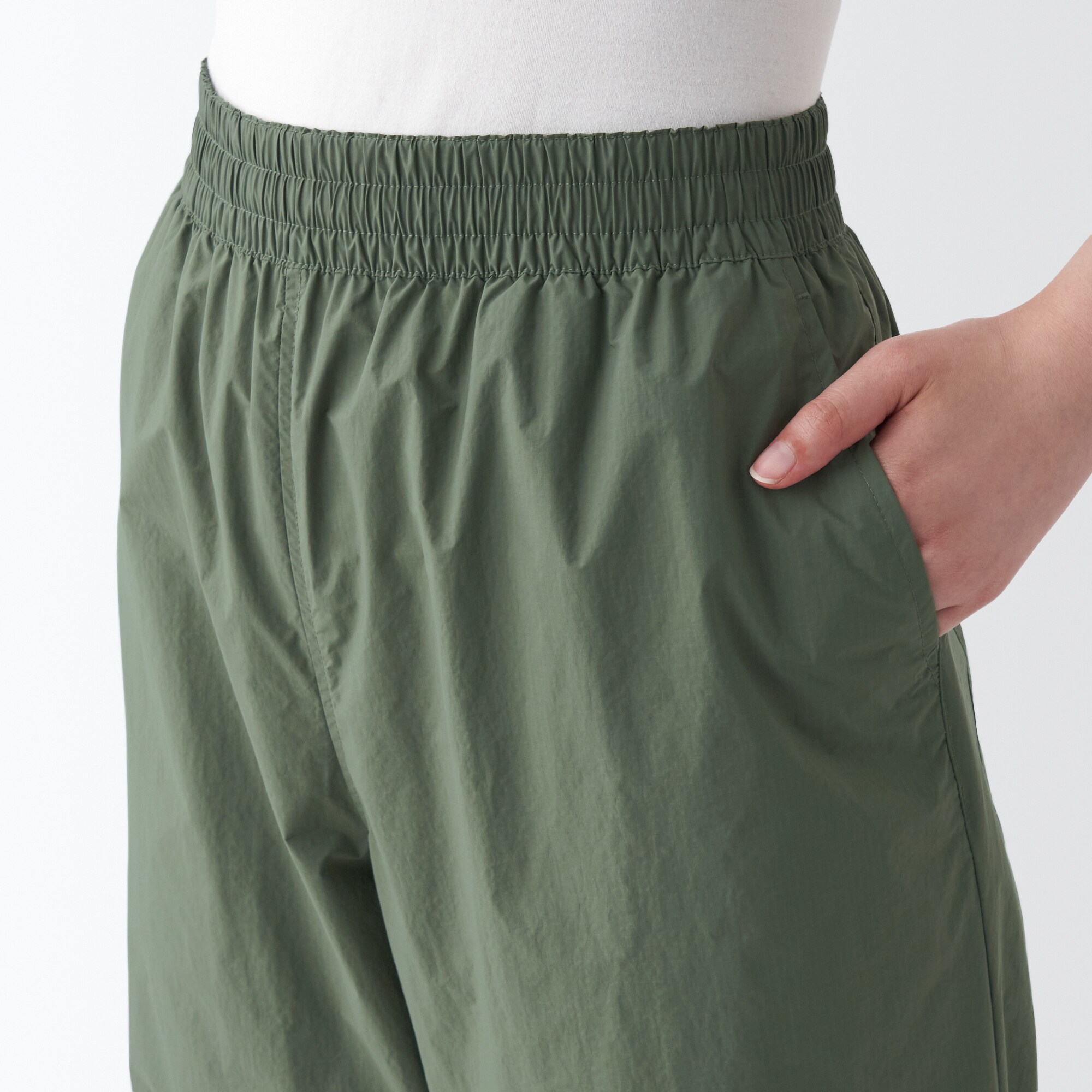 撥水防風パンツ