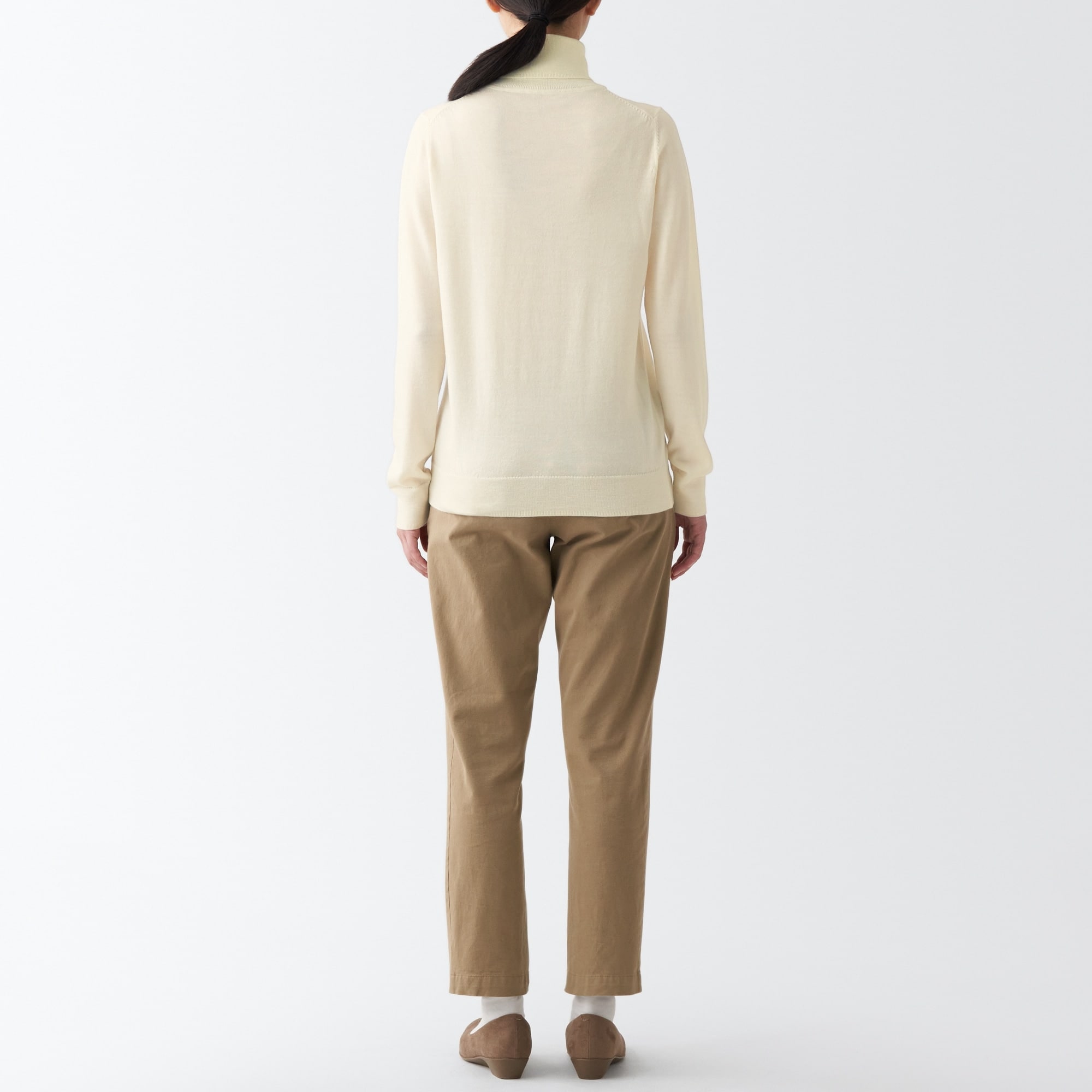 首のチクチクを抑えたタートルネック洗えるセーター