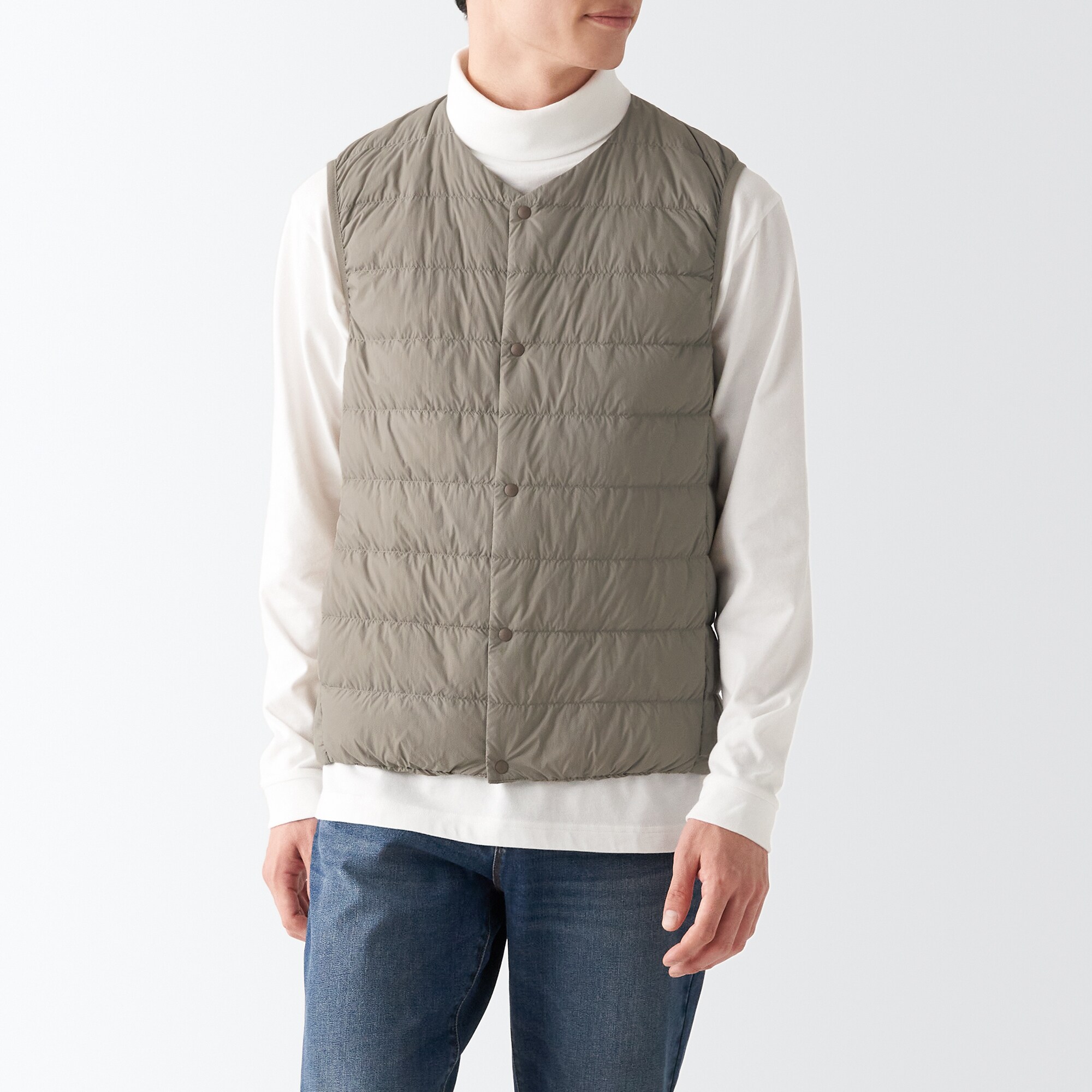 再生ナイロン軽量ノーカラーダウンベスト