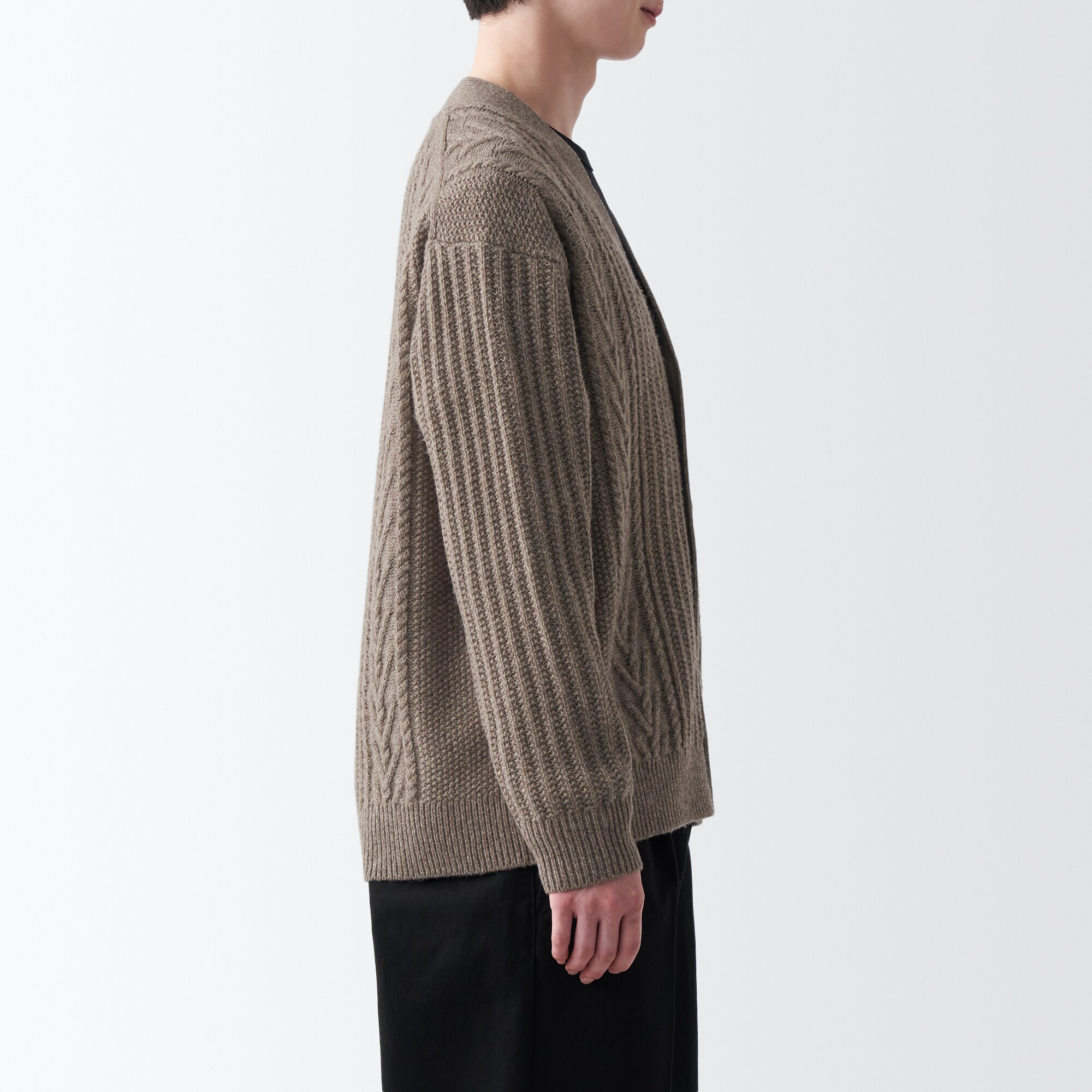 メリノウールケーブル柄Ｖネックカーディガン