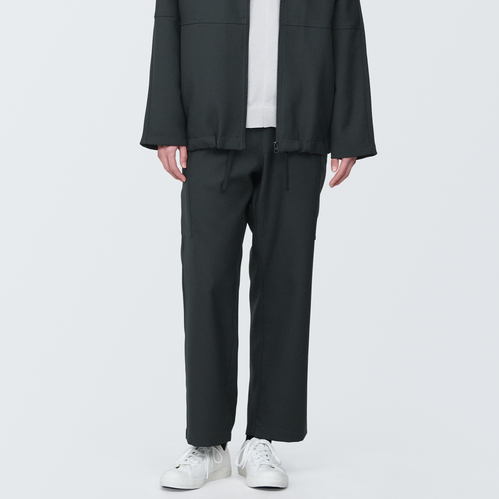 汚れが落ちやすいカーゴパンツ