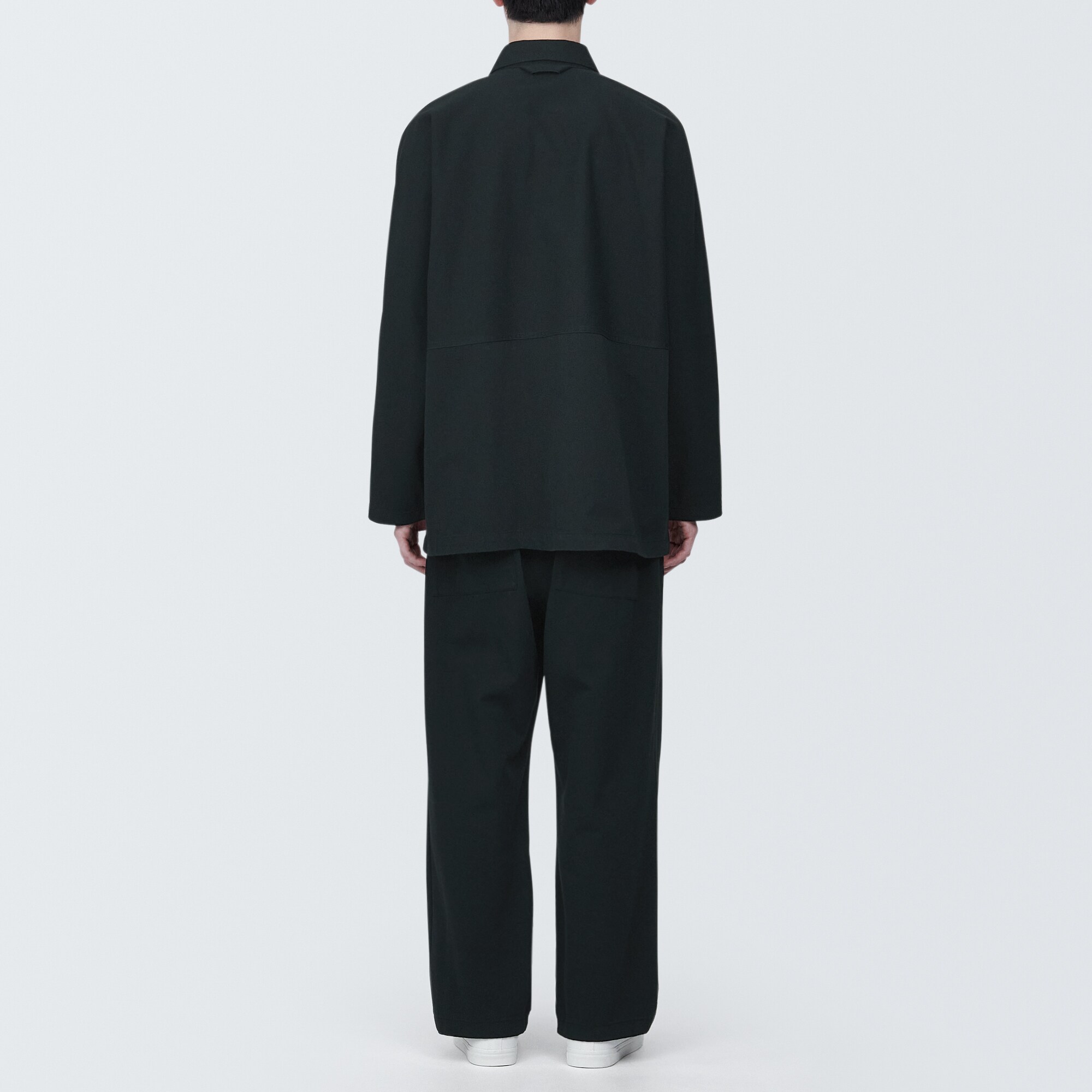 燃えにくい素材を使ったストレートパンツ