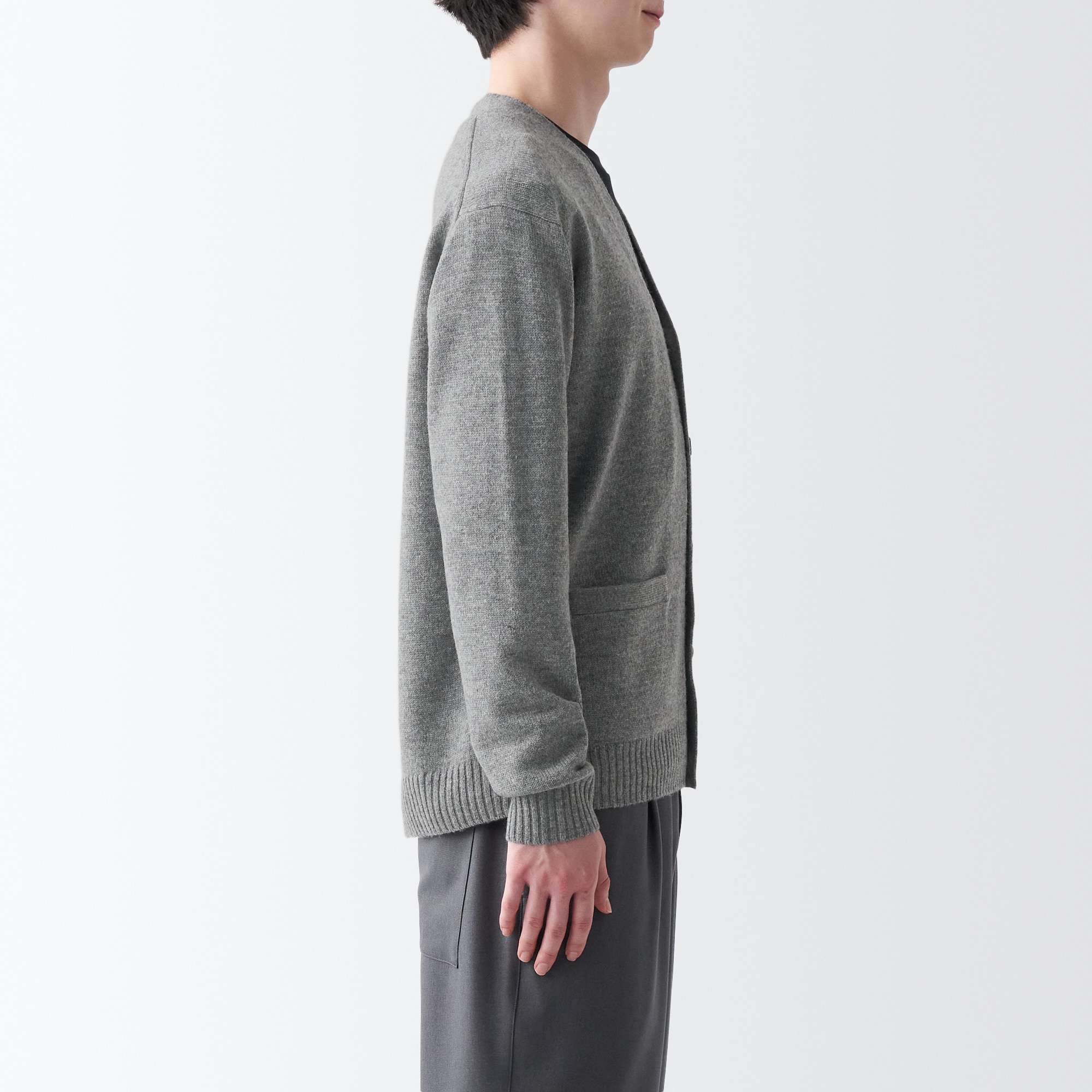 洗えるウールミドルゲージＶネックカーディガン