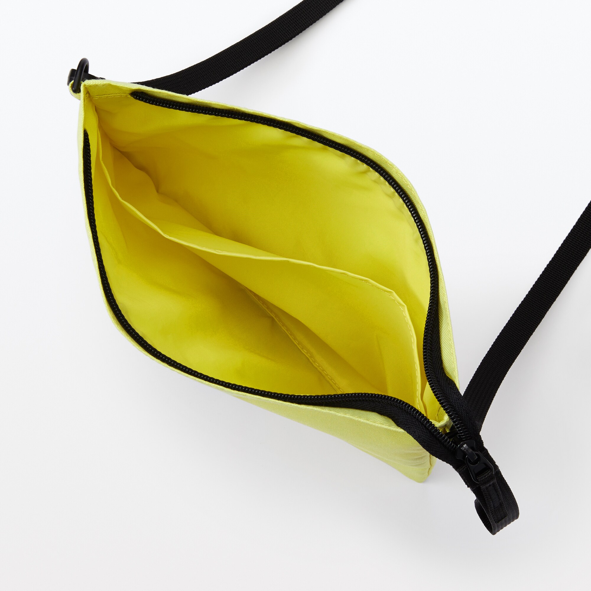 ポーチとしても使える　撥水サコッシュ