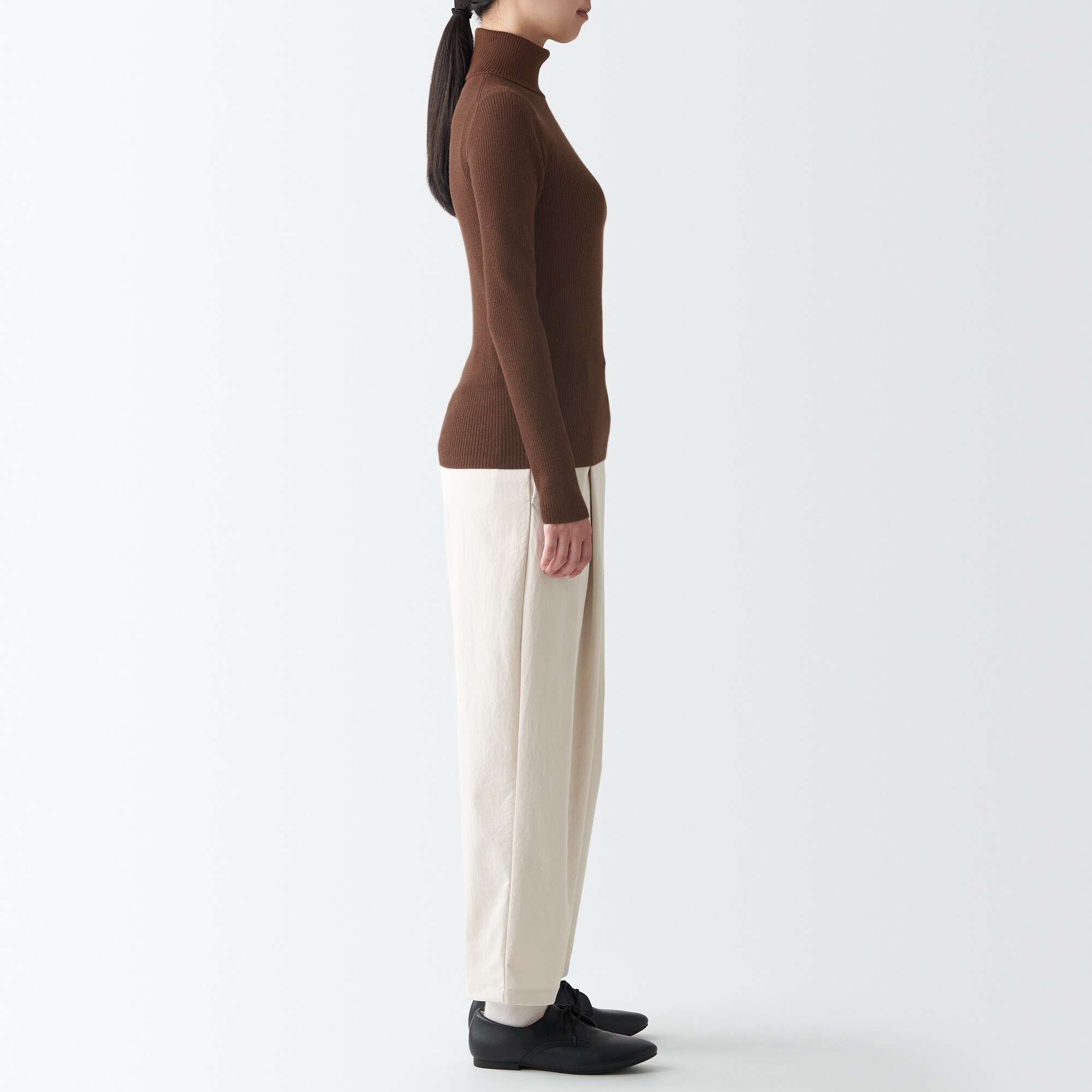 首のチクチクを抑えたリブ　タートルネック洗えるセーター（数量限定）