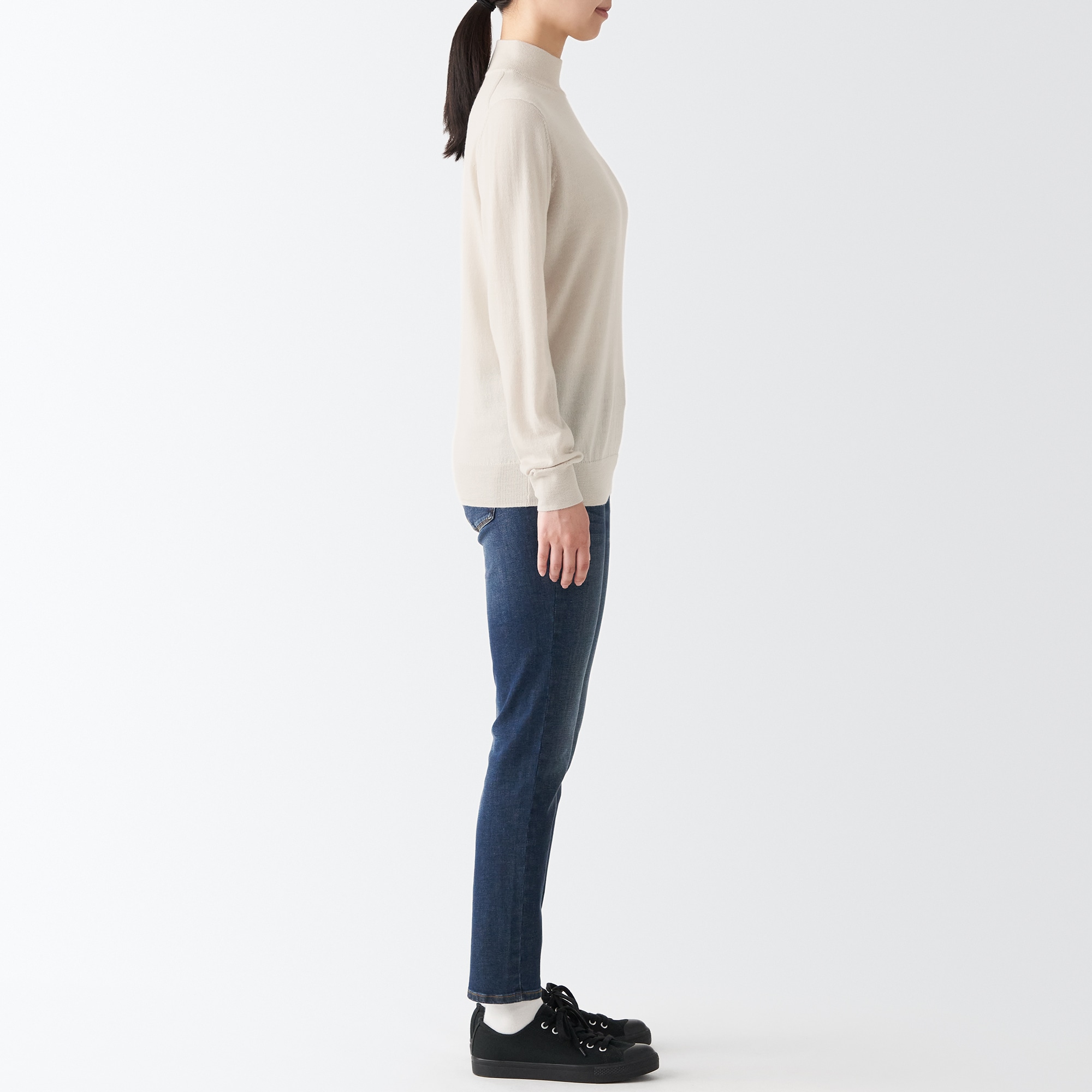 首のチクチクを抑えたハイネック洗えるセーター