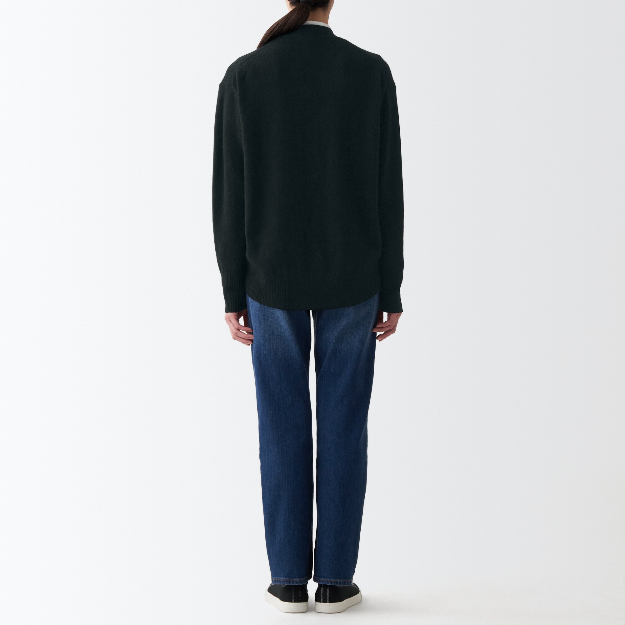 洗えるウールミドルゲージＶネックカーディガン