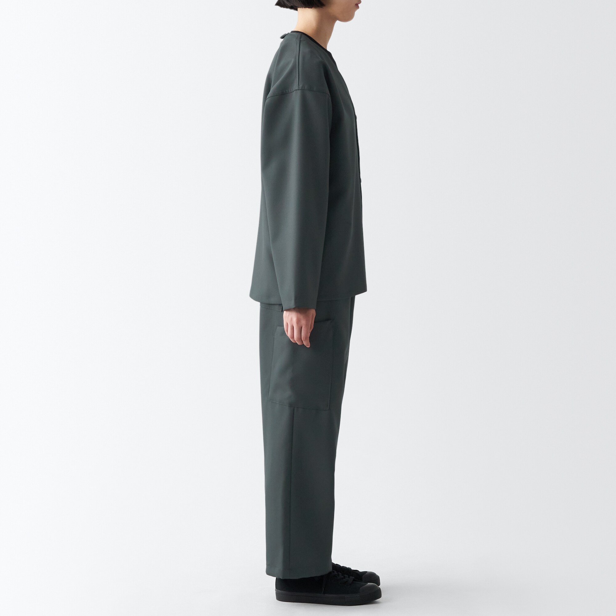 汚れが落ちやすいカーゴパンツ