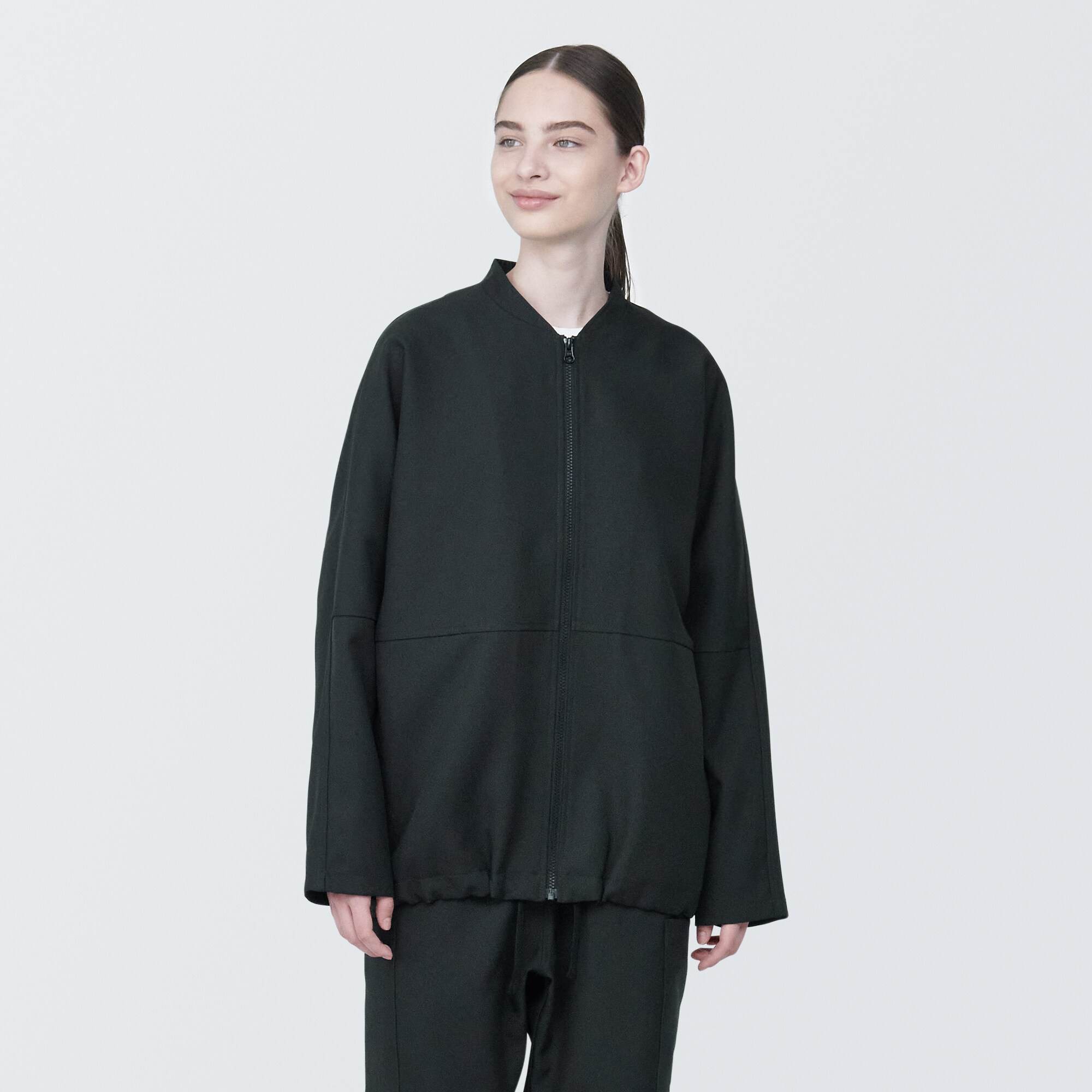 汚れが落ちやすいジップアップブルゾン