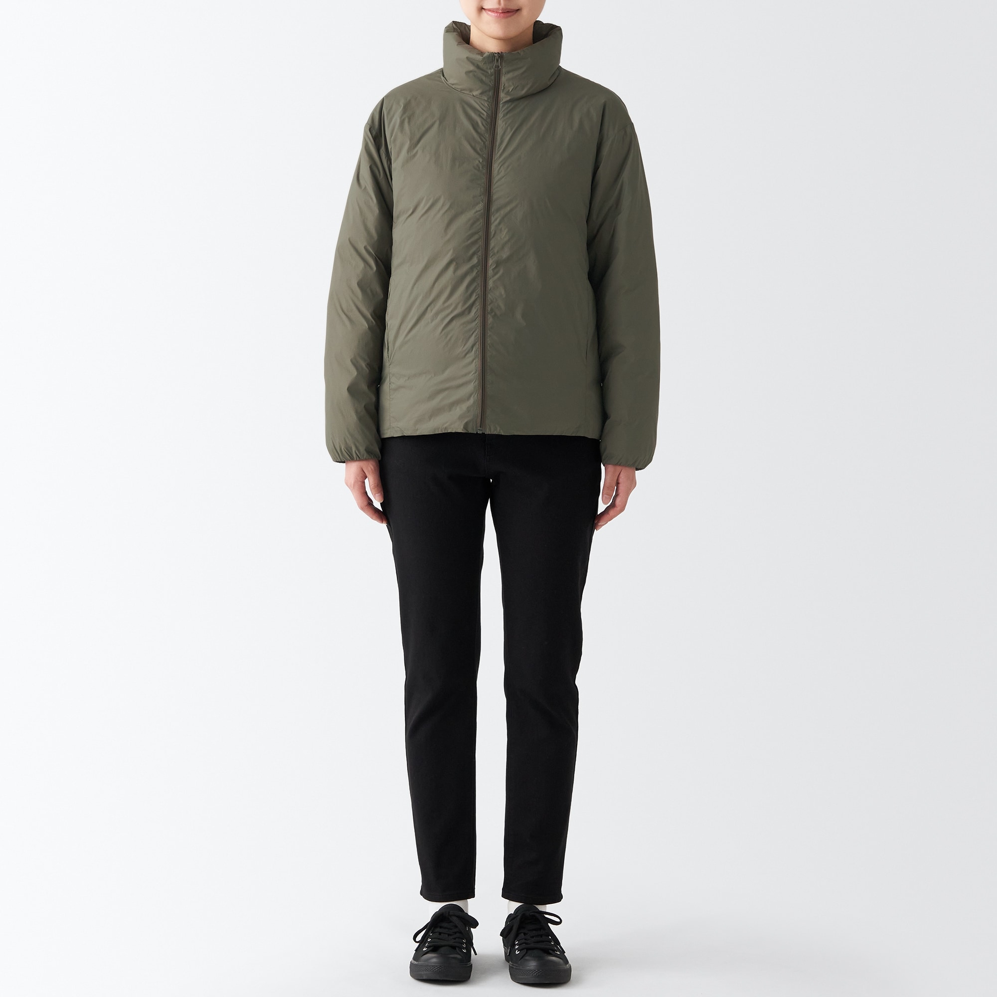 再生ナイロン軽量スタンドカラーダウンジャケット