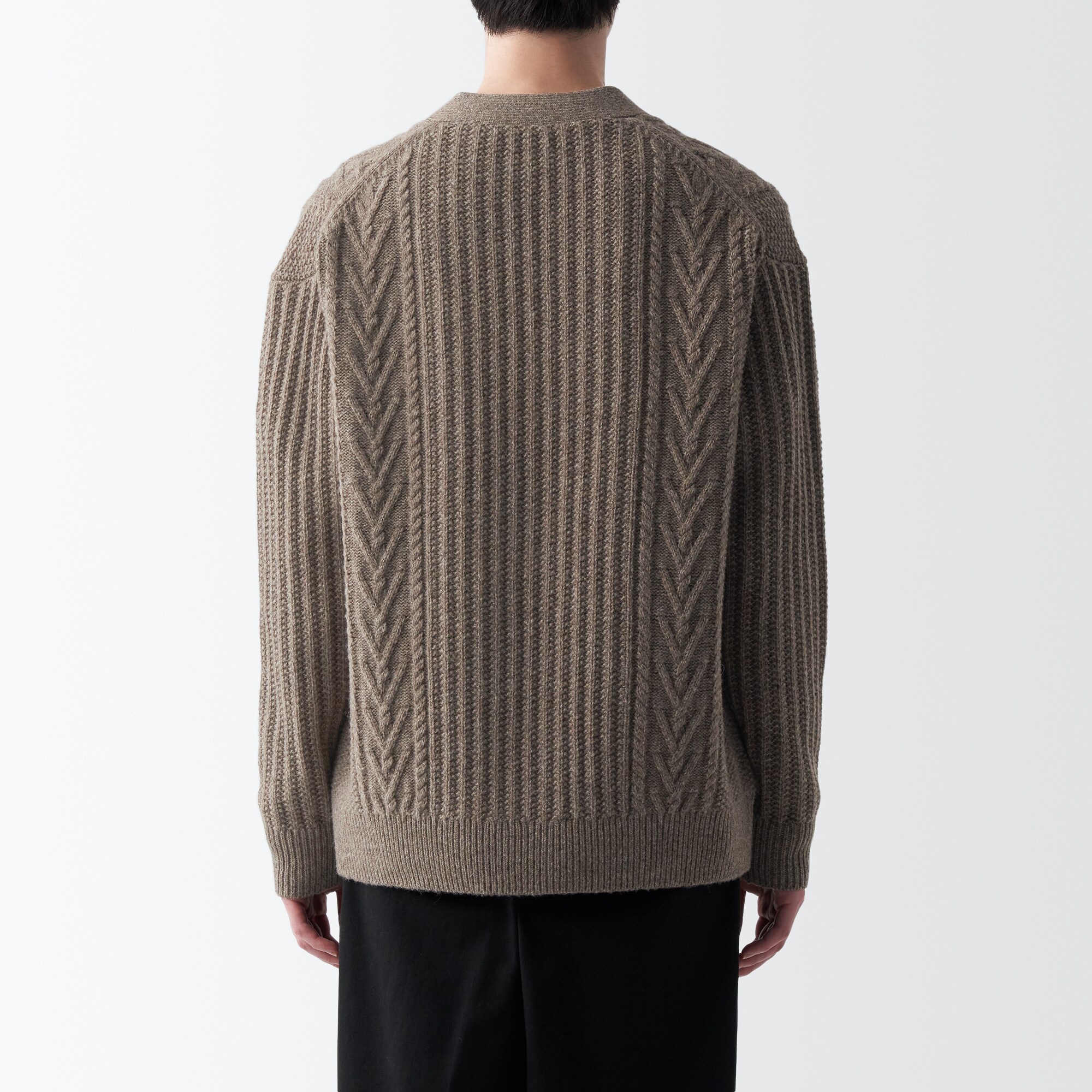 メリノウールケーブル柄Ｖネックカーディガン
