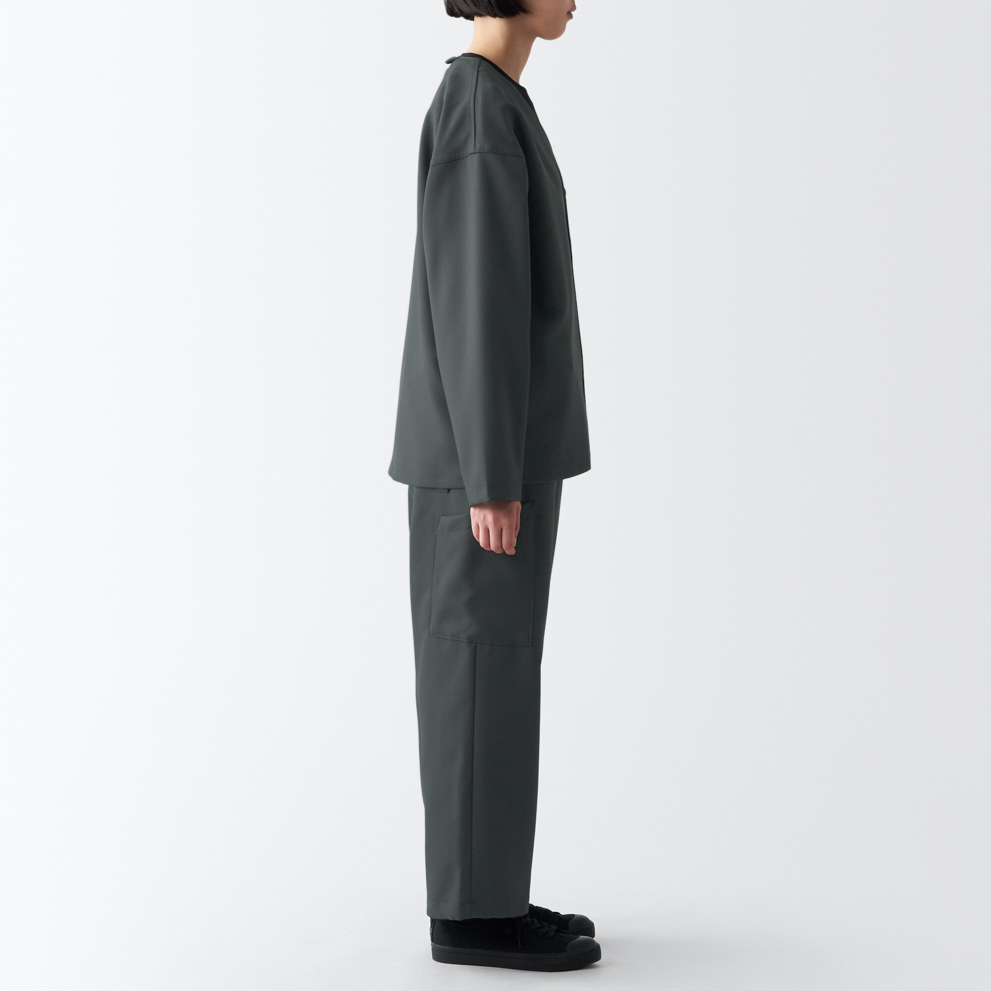 汚れが落ちやすいノーカラージャケット