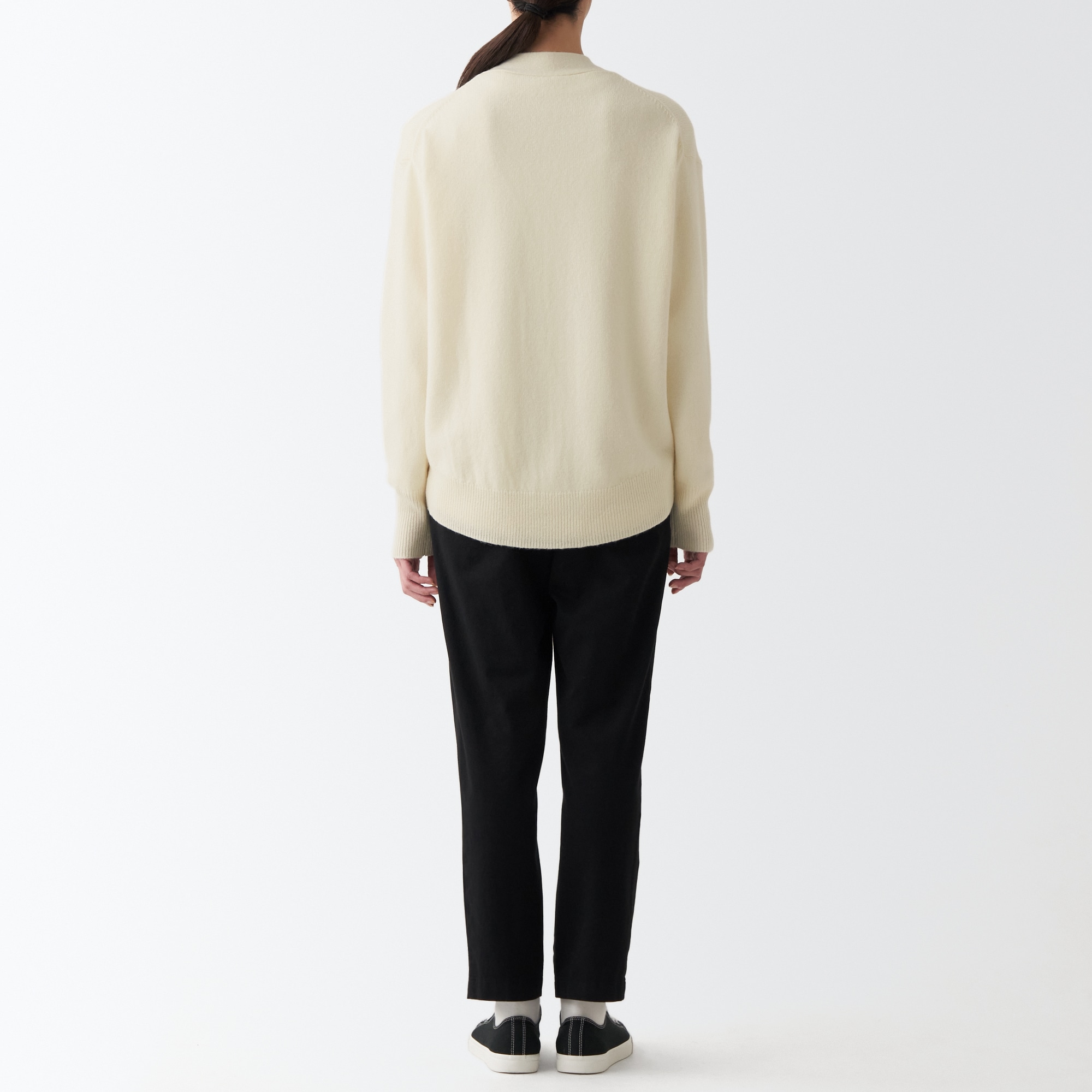 ウールミドルゲージＶネックカーディガン