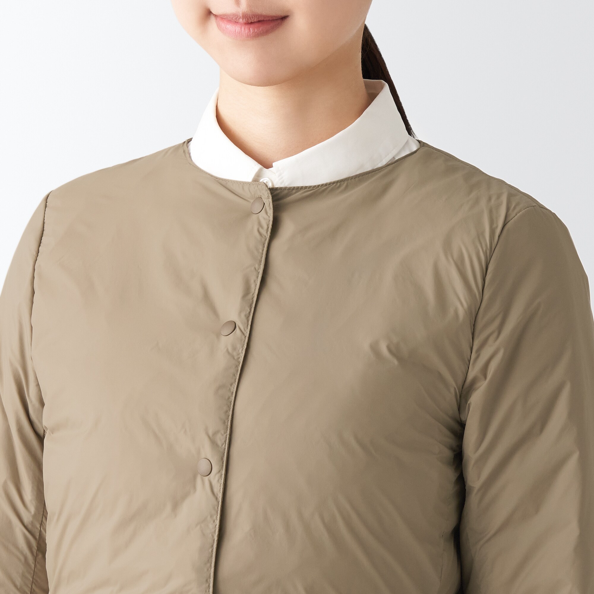 再生ナイロン軽量ノーカラーダウンジャケット（数量限定）