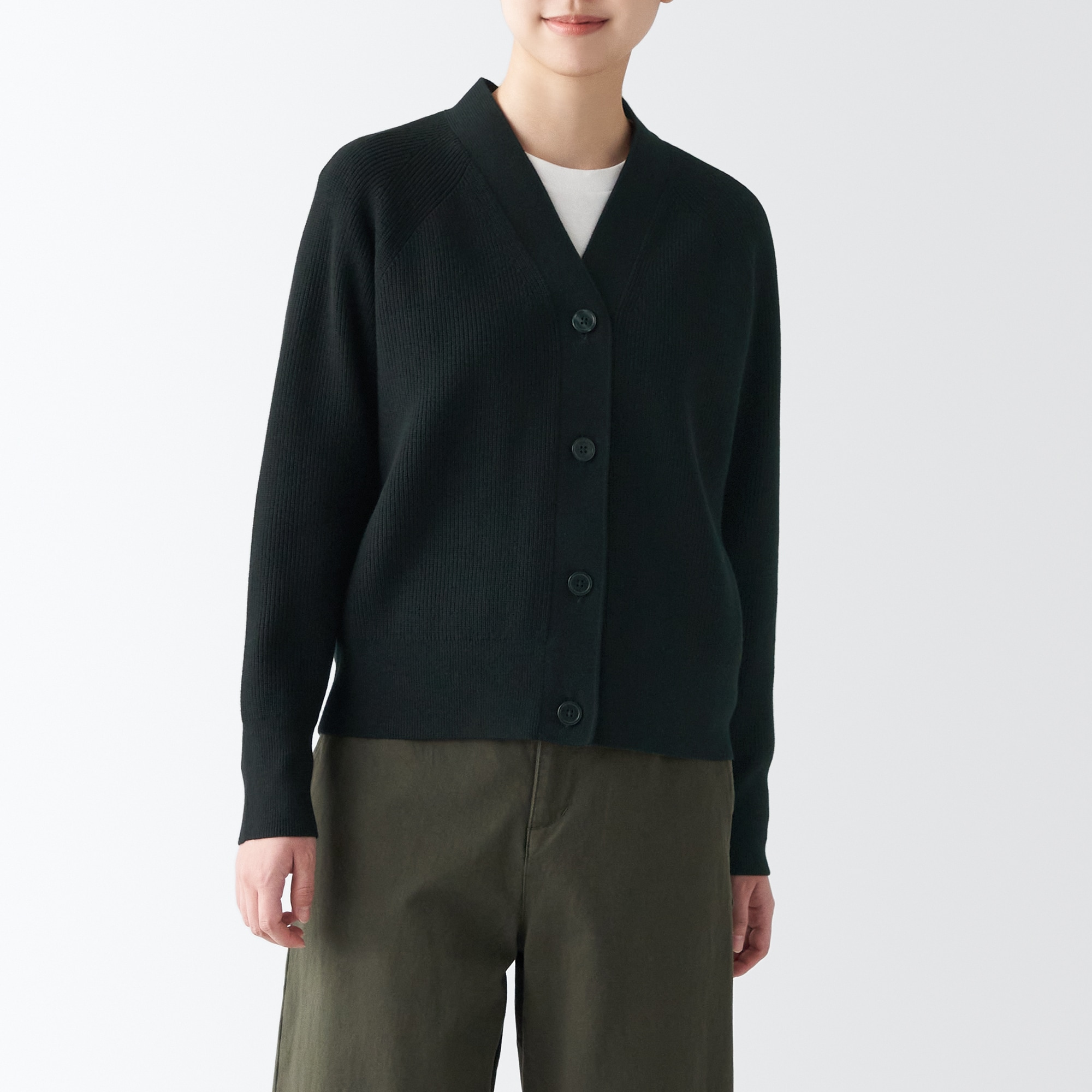 型崩れしにくい糸で編んだＶネックカーディガン