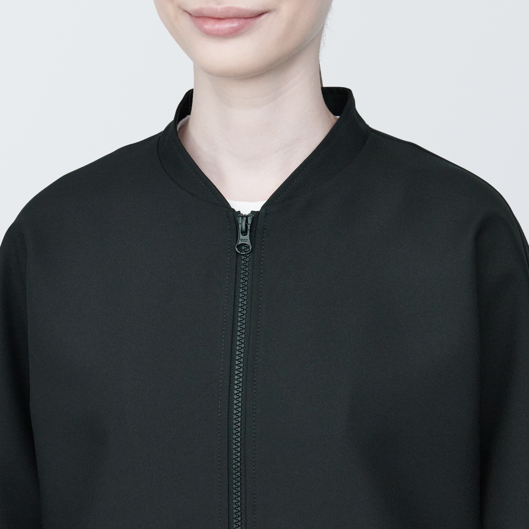 汚れが落ちやすいジップアップブルゾン