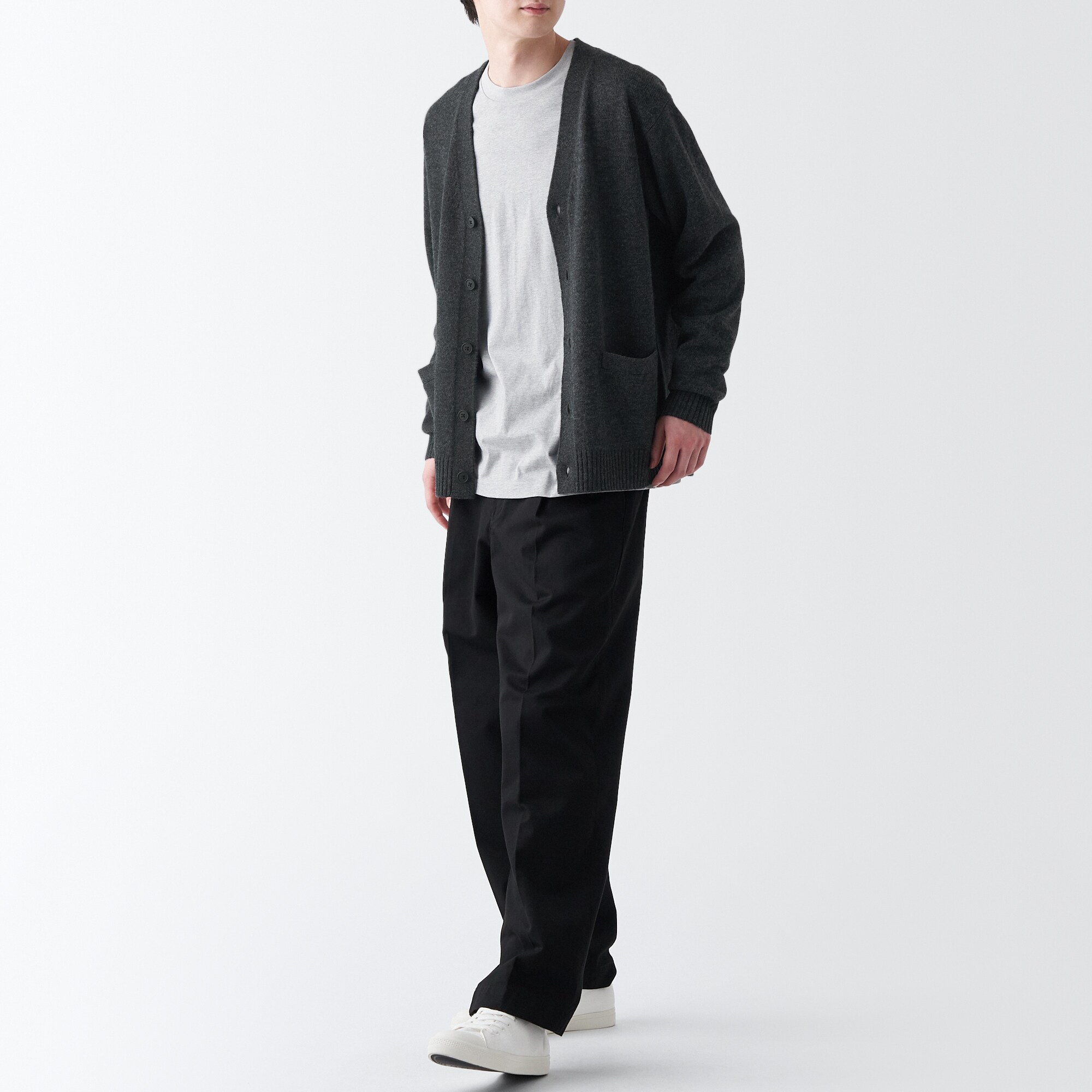 洗えるウールミドルゲージＶネックカーディガン