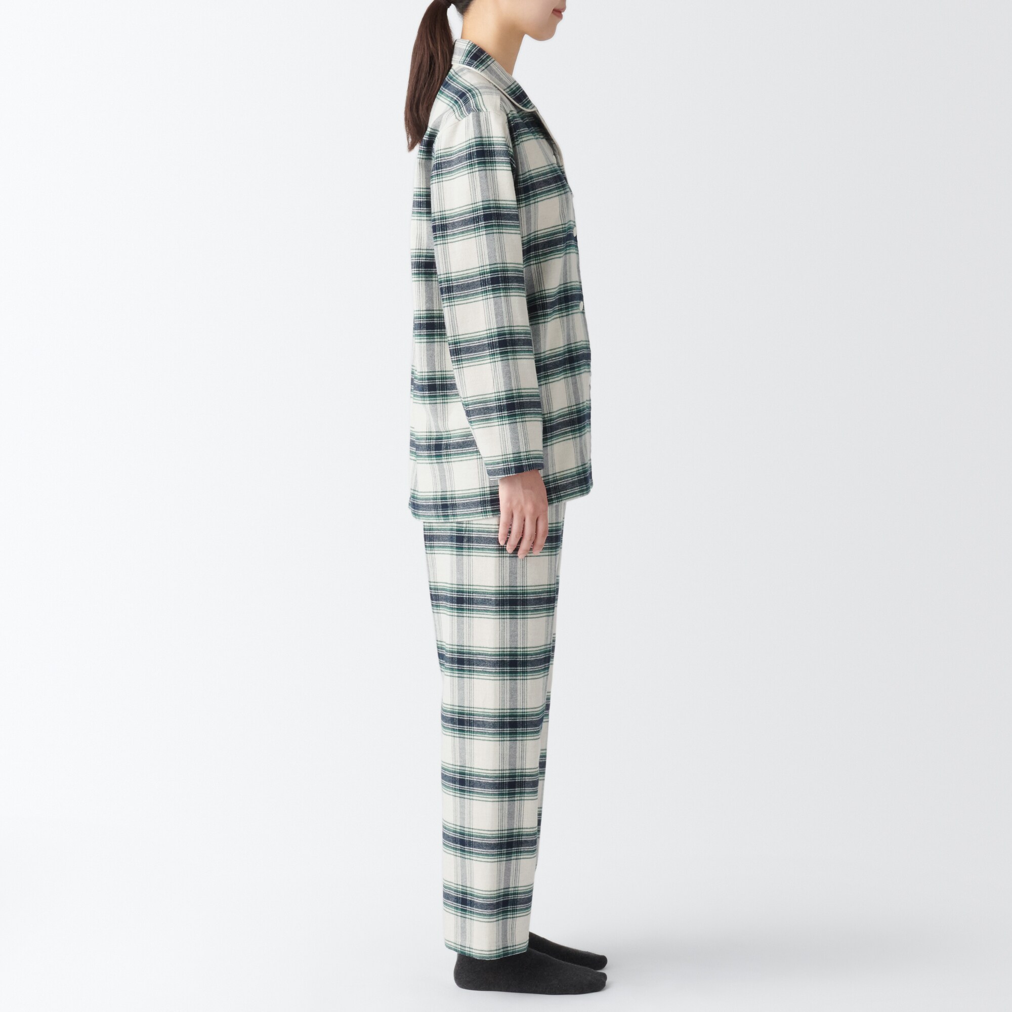 【両面起毛で温かい】脇に縫い目のない　フランネルパジャマ（新仕様：開襟・丸襟タイプ、お尻ポケットあり）