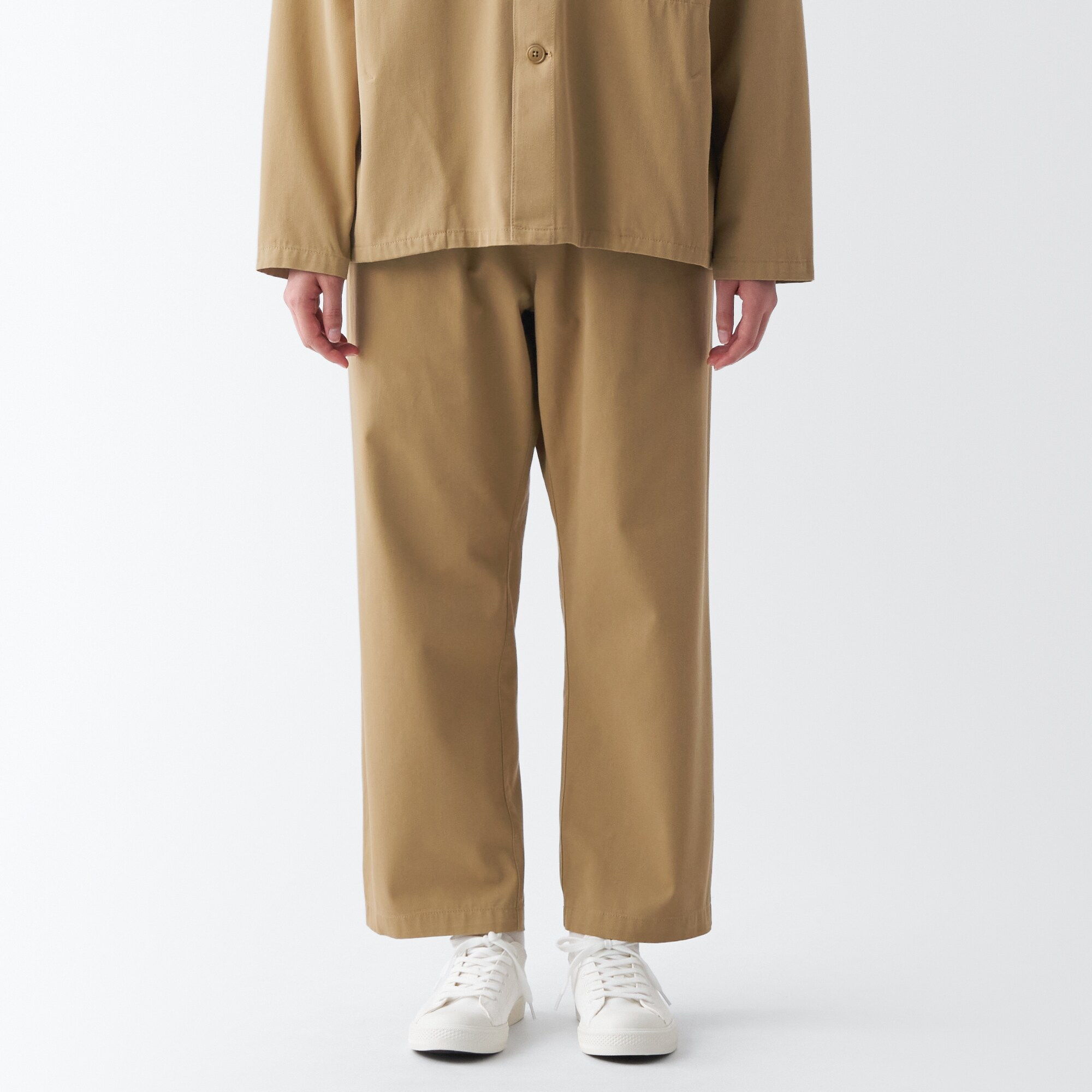 燃えにくい素材を使ったワイドパンツ