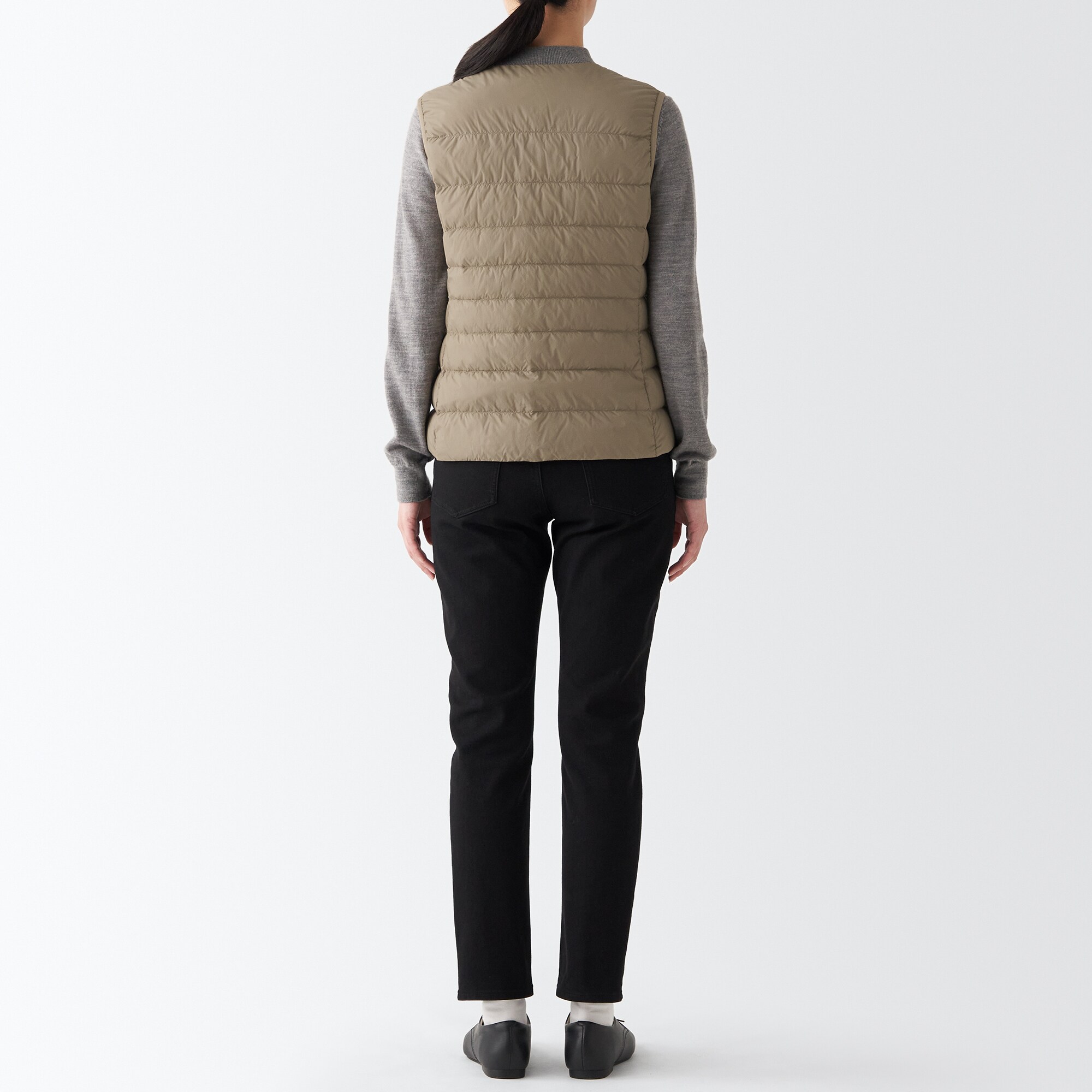 再生ナイロン軽量ノーカラーダウンベスト（数量限定）