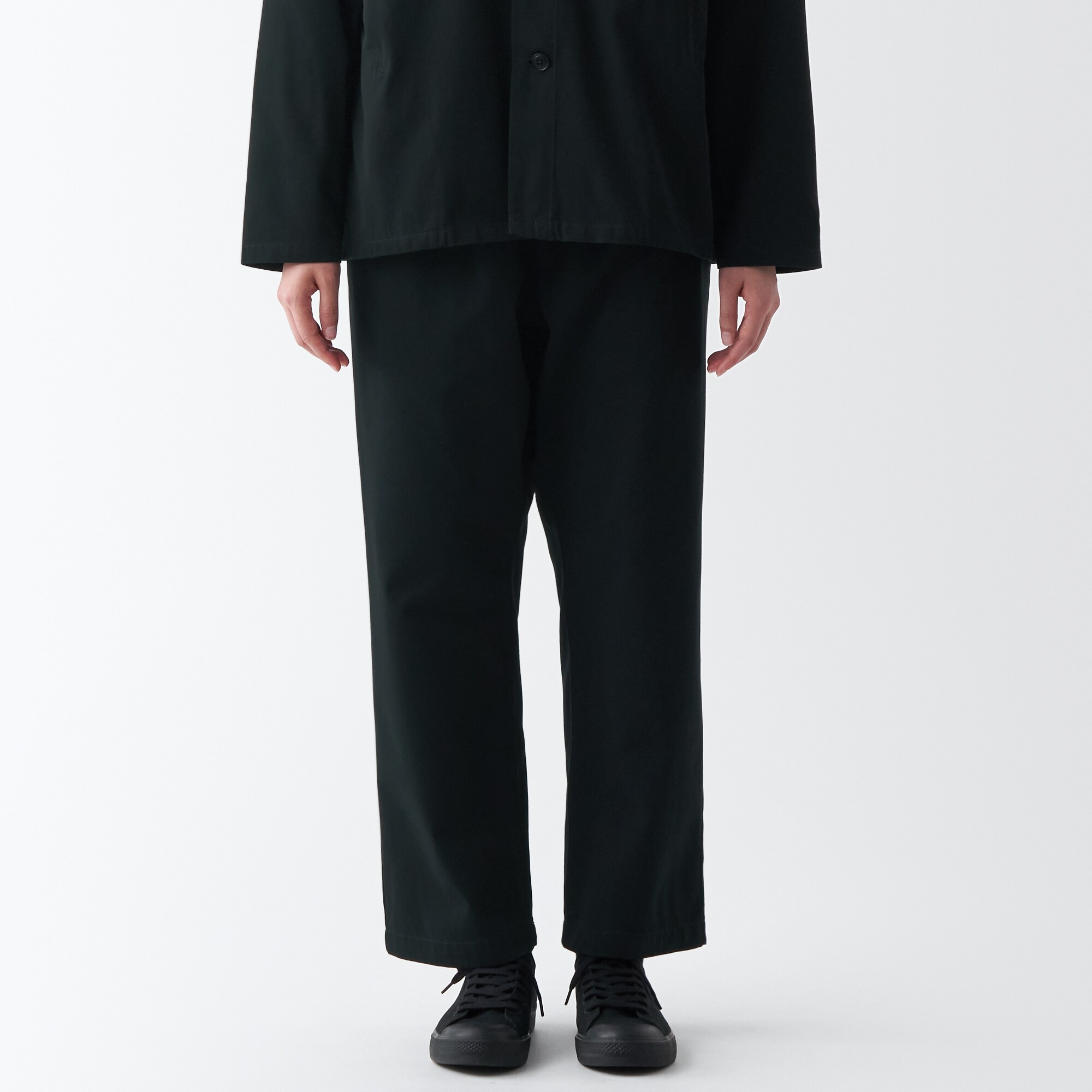 燃えにくい素材を使ったワイドパンツ