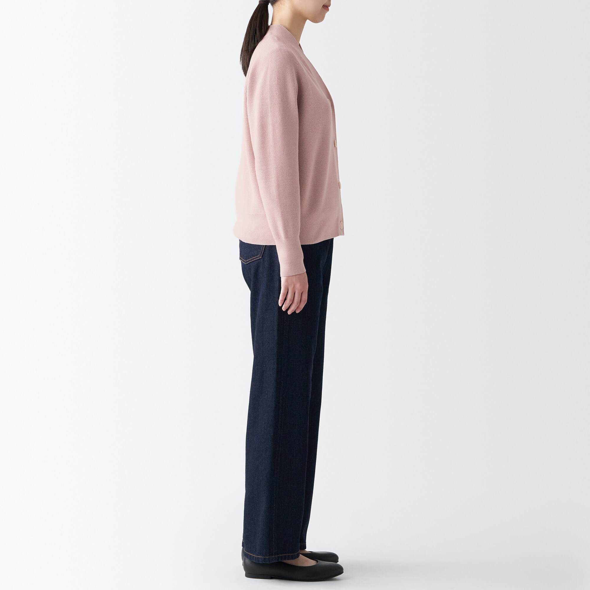 型崩れしにくい糸で編んだＶネックカーディガン