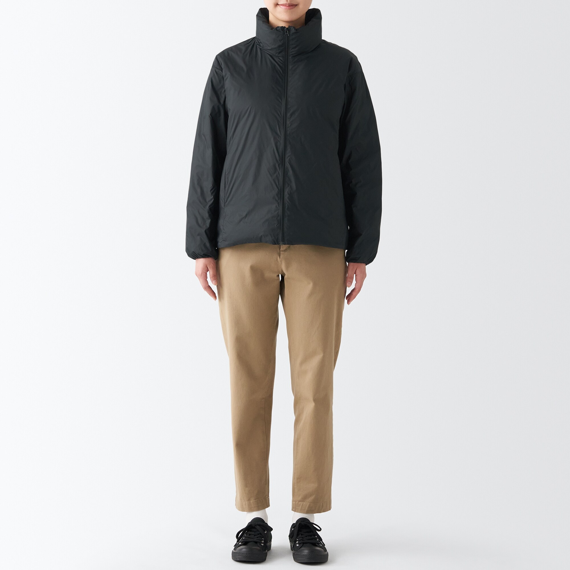 再生ナイロン軽量スタンドカラーダウンジャケット