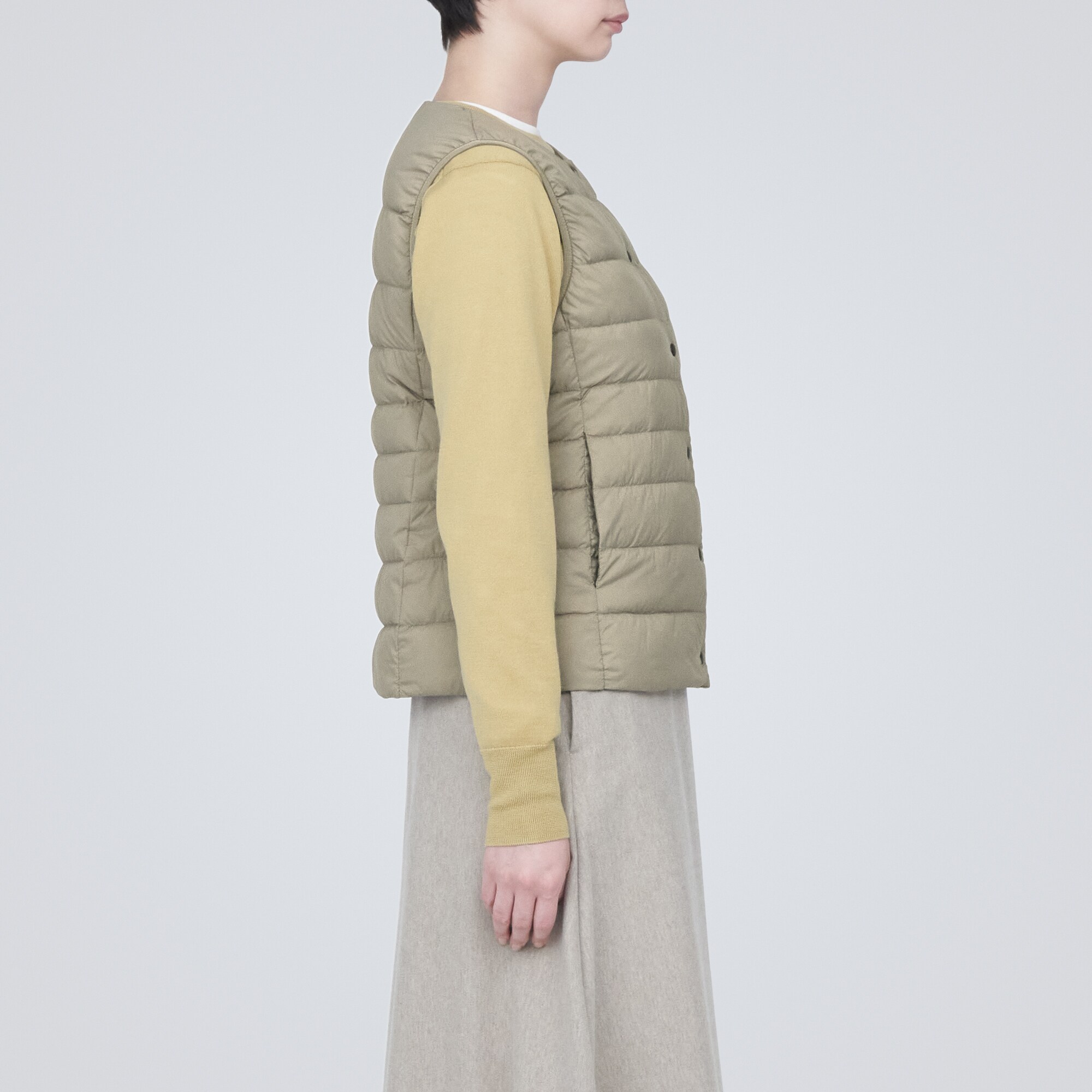 軽量ダウンノーカラーベスト（帯電防止裏地）