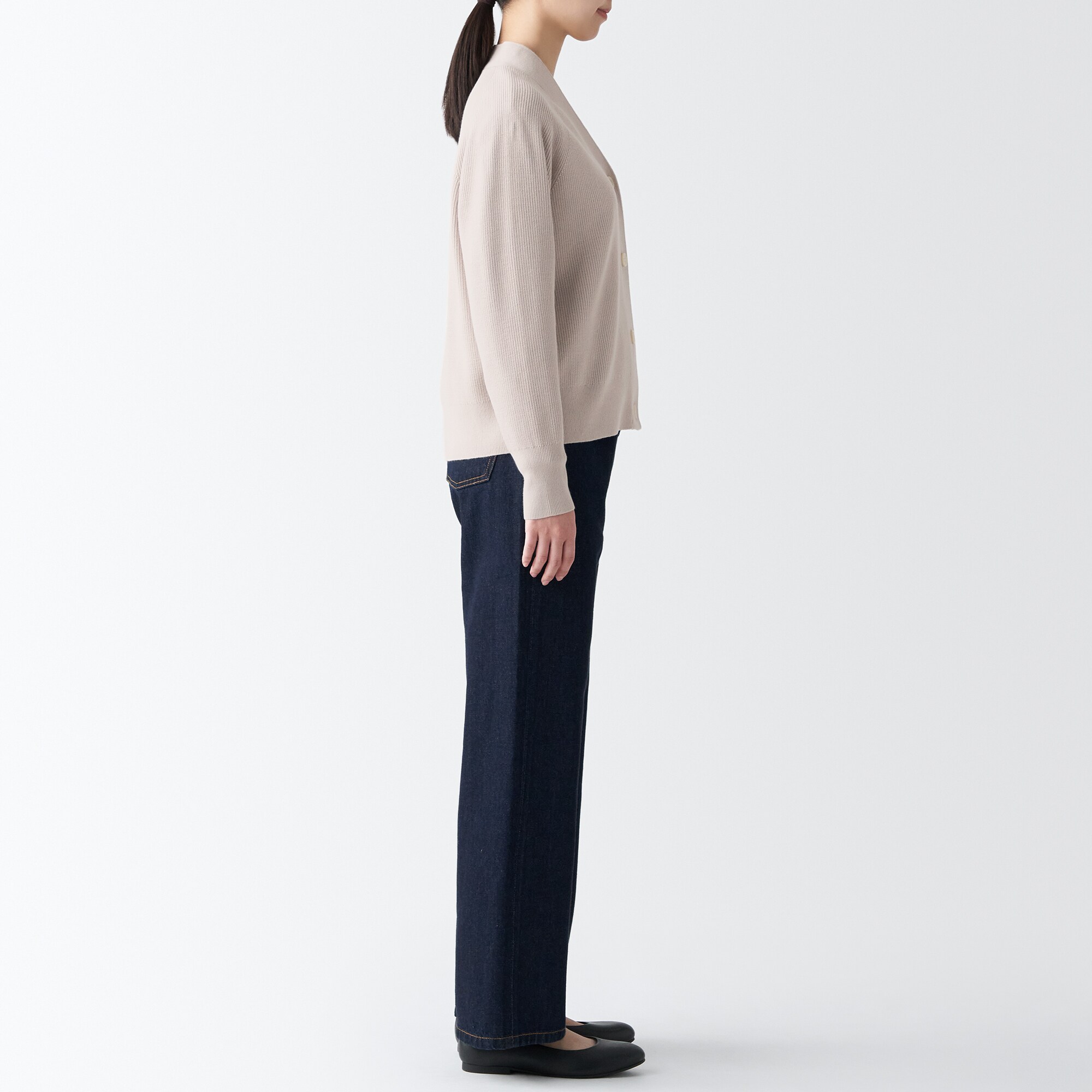 型崩れしにくい糸で編んだＶネックカーディガン