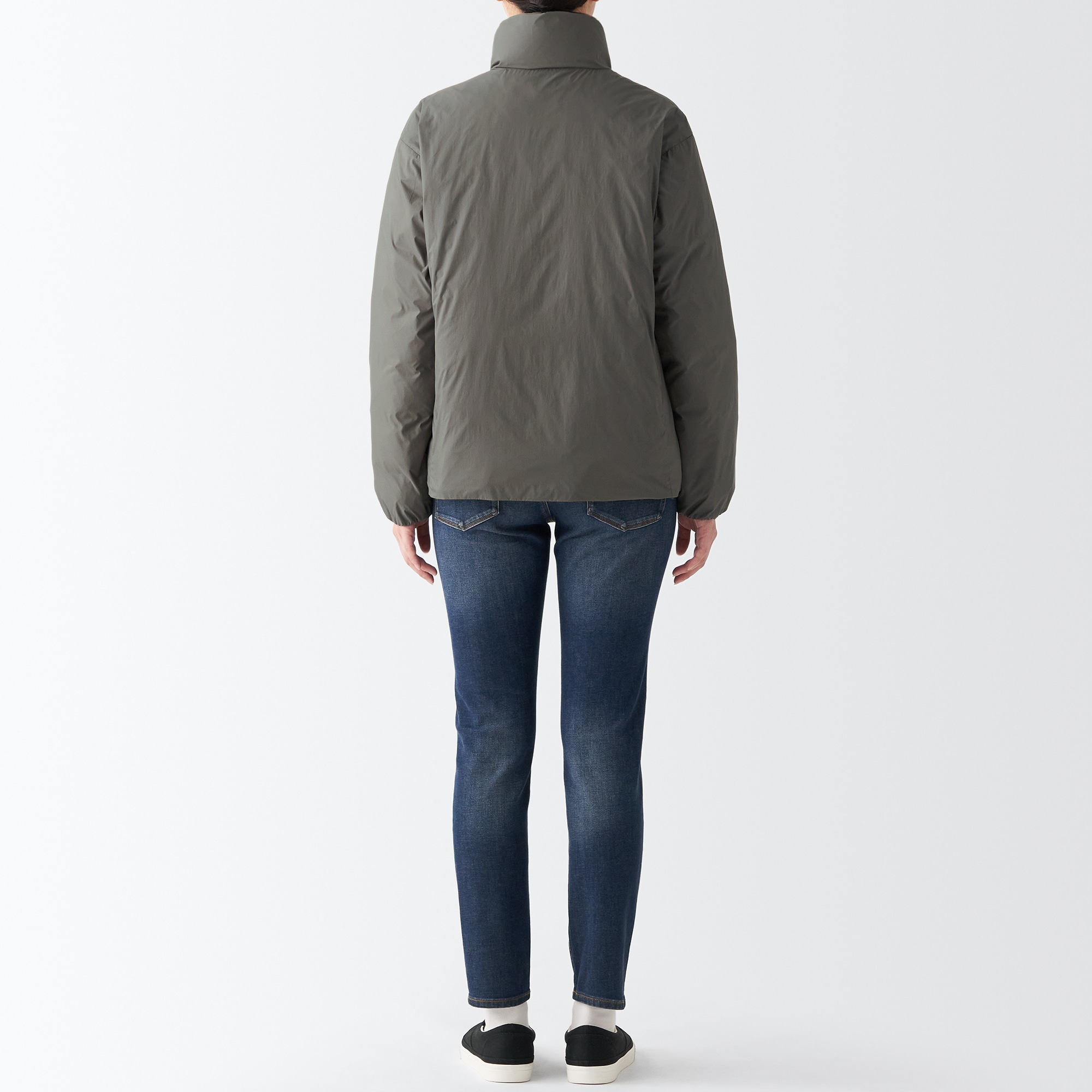 再生ナイロン軽量スタンドカラーダウンジャケット