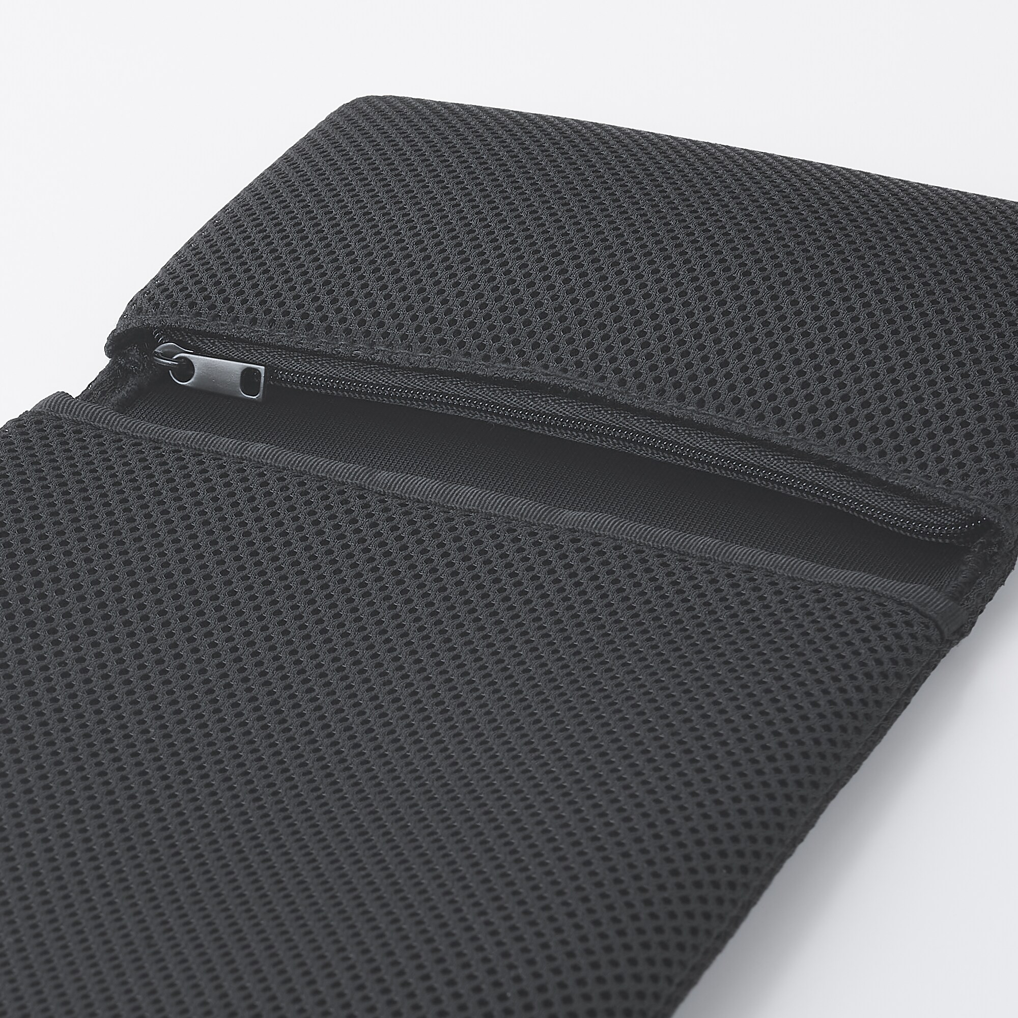 【１１型用】ポリエステルメッシュタブレットカバー　ポケット付　黒