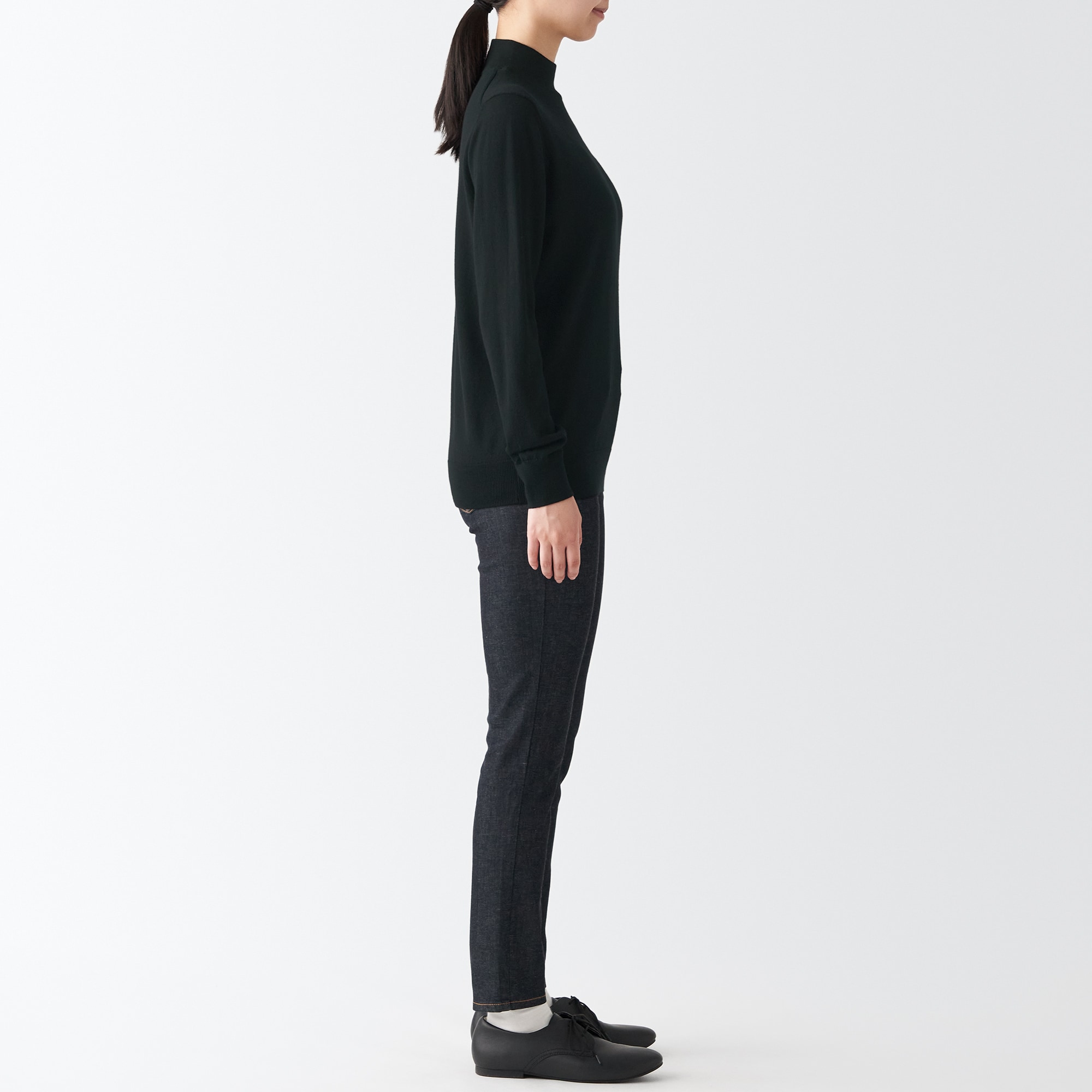 首のチクチクを抑えたハイネック洗えるセーター