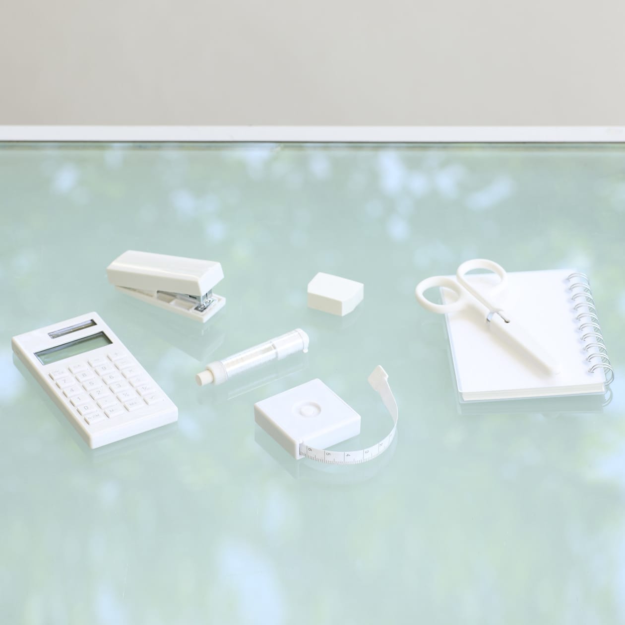 ステンレスはさみ　白・全長約１０．５ｃｍ