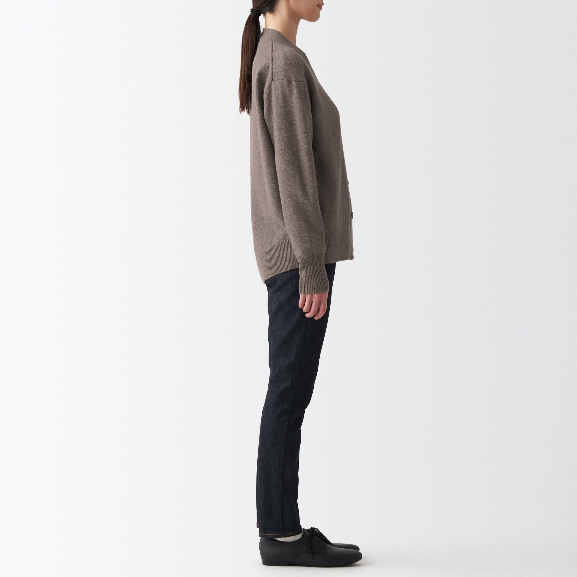 洗えるウールミドルゲージＶネックカーディガン