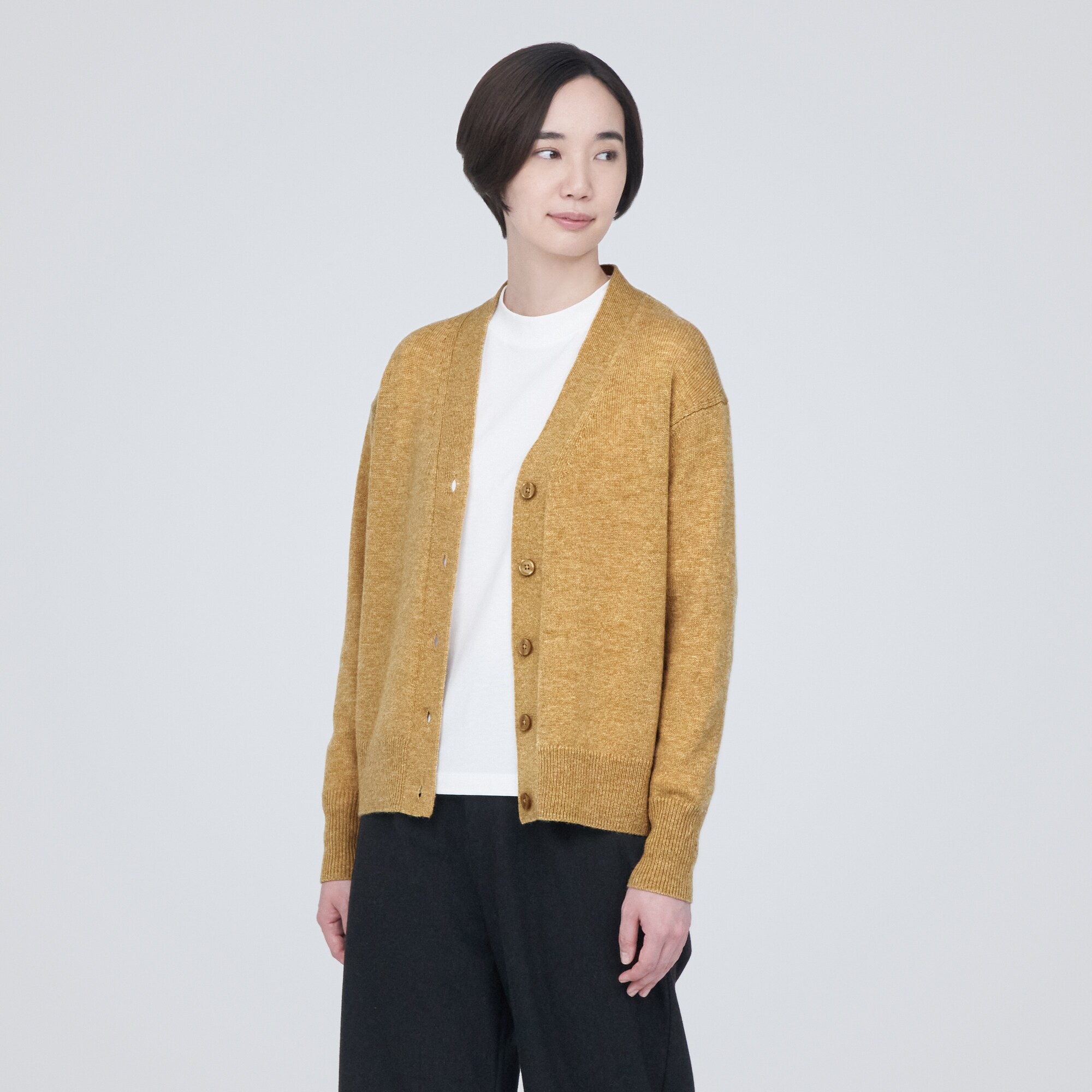 洗えるウールミドルゲージＶネックカーディガン