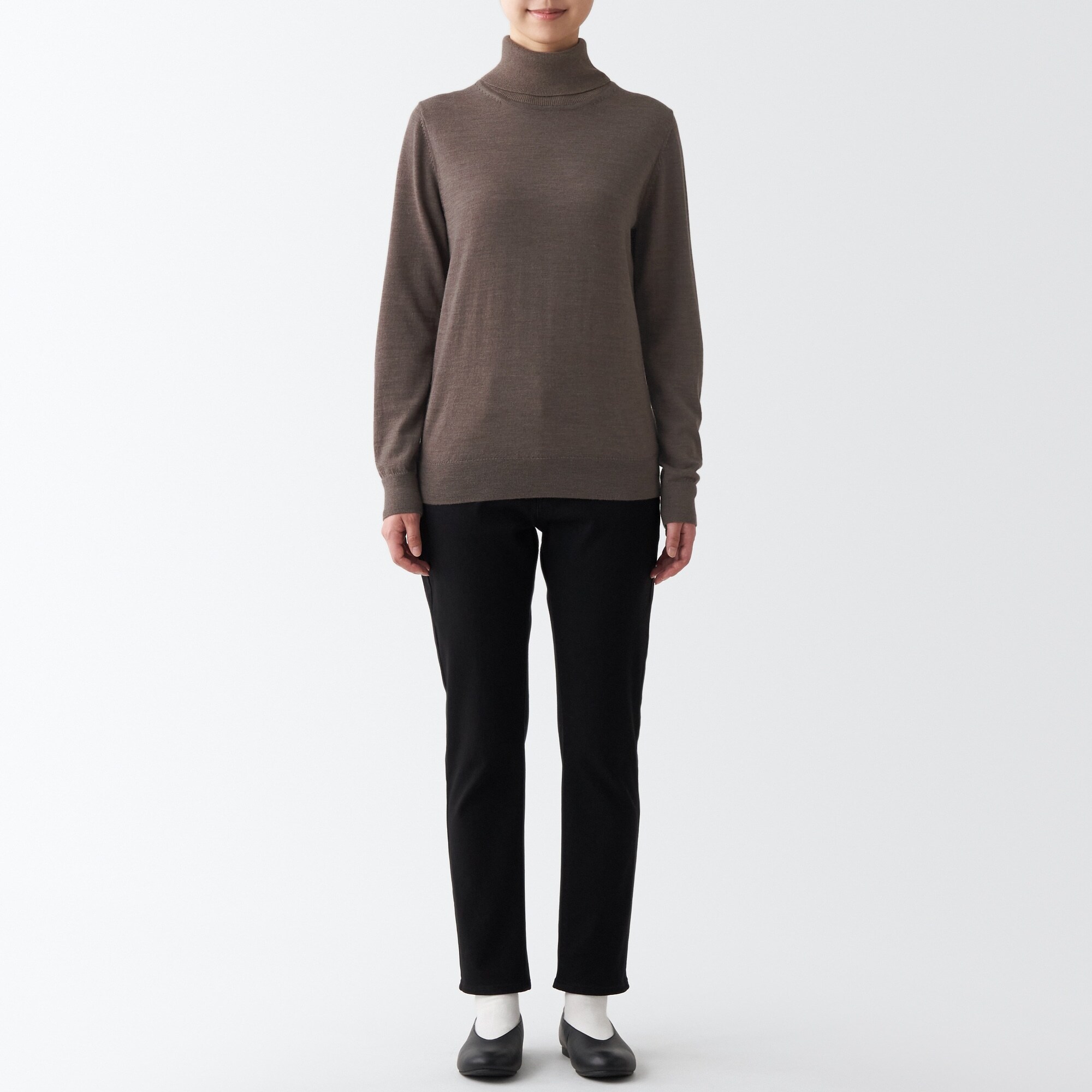 首のチクチクを抑えたタートルネック洗えるセーター