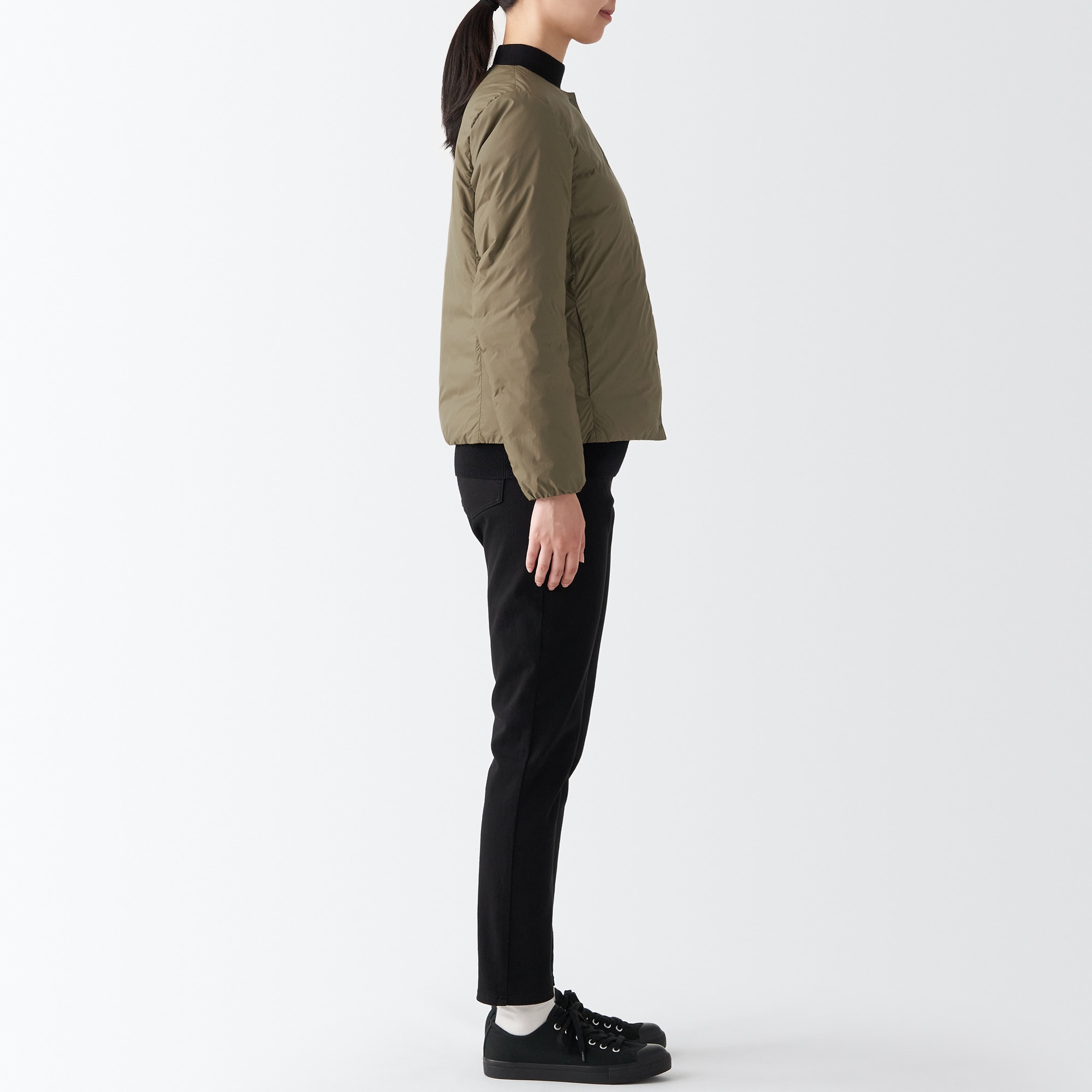 再生ナイロン軽量ノーカラーダウンジャケット（数量限定）