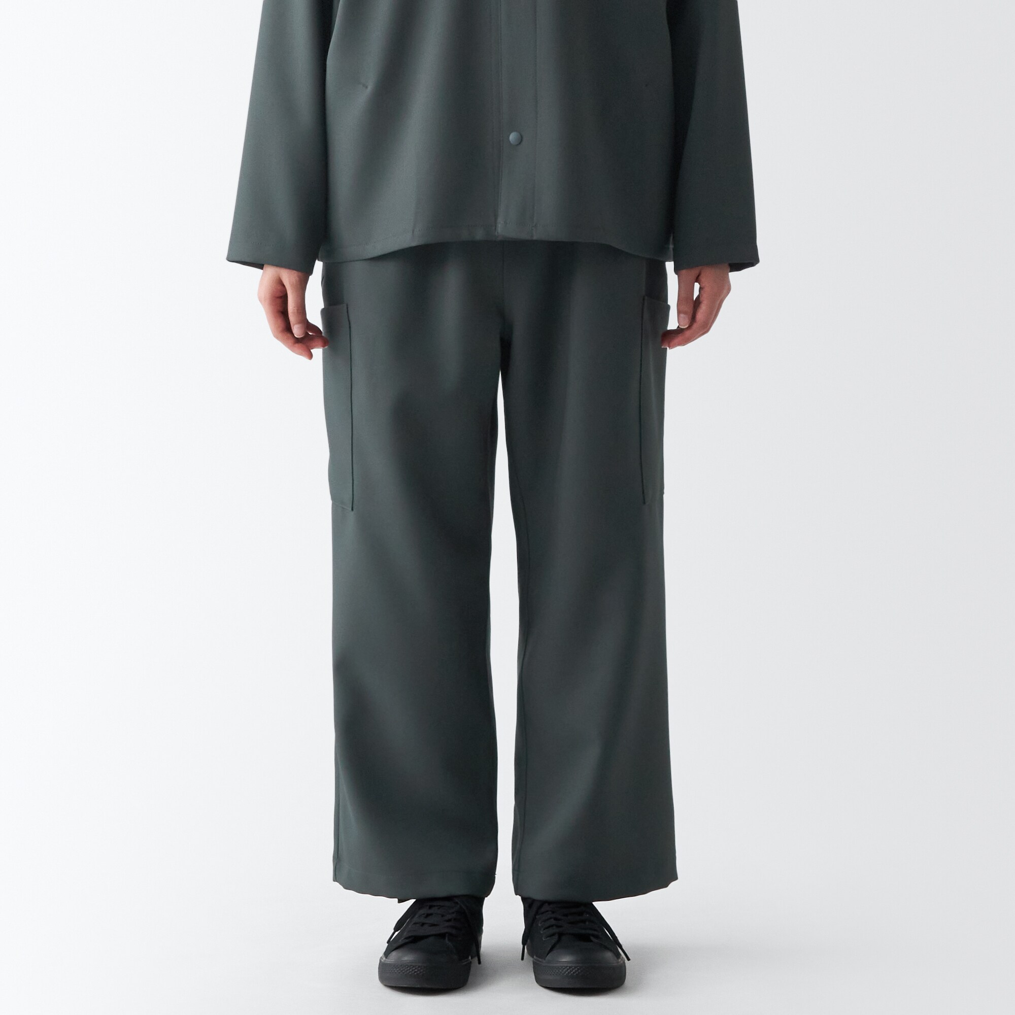 汚れが落ちやすいカーゴパンツ