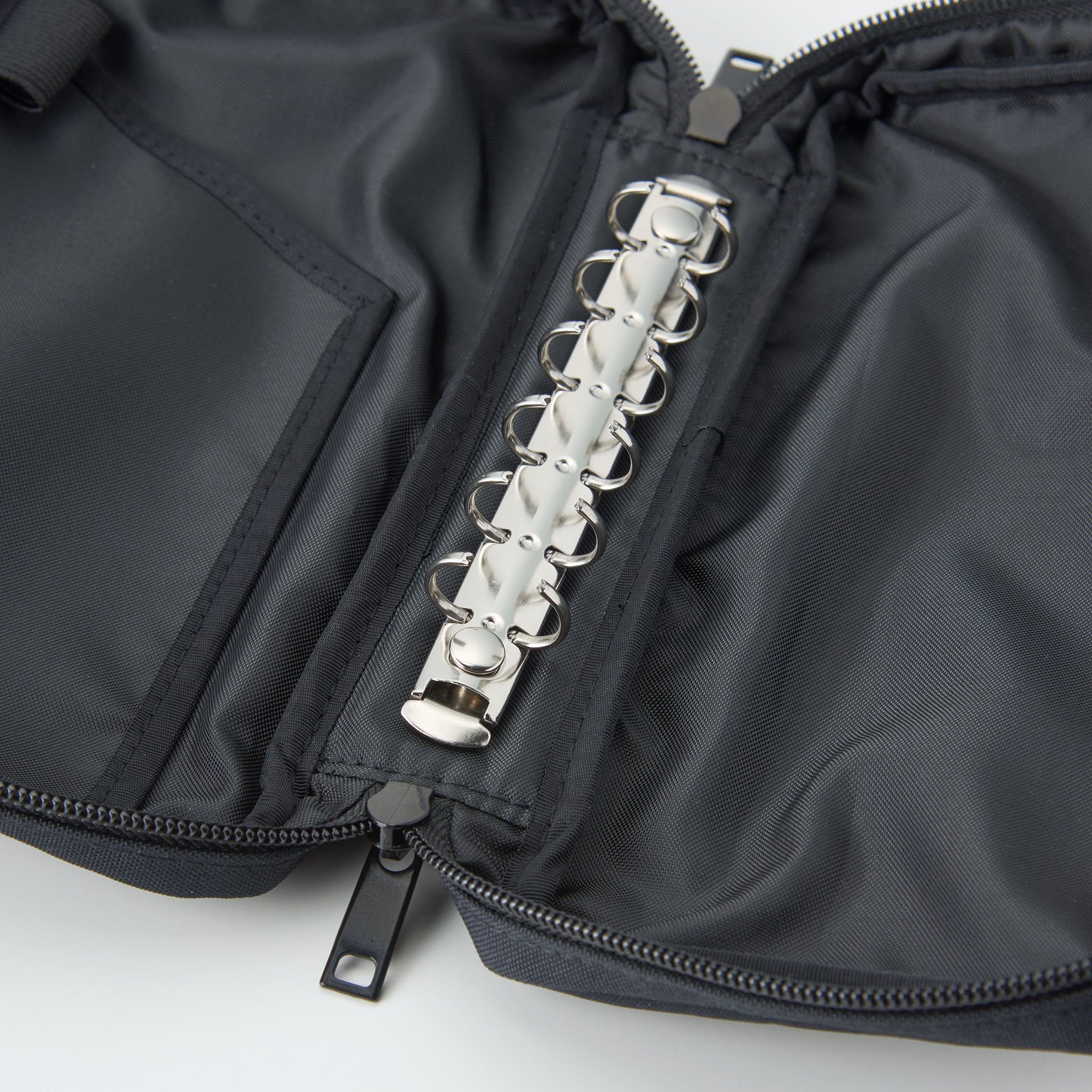 ポリエステルパスポートケース　メッシュポーチ付　約２２．５×１２×３．５ｃｍ