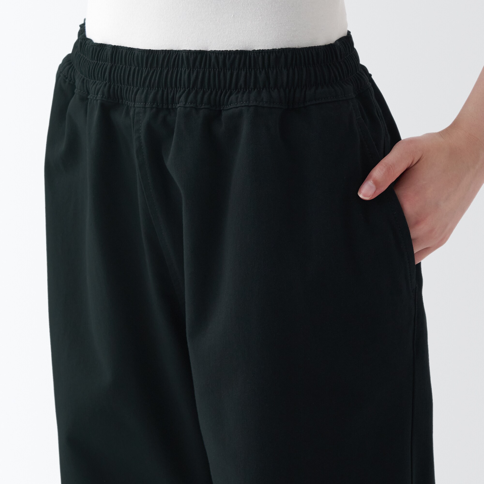 燃えにくい素材を使ったワイドパンツ